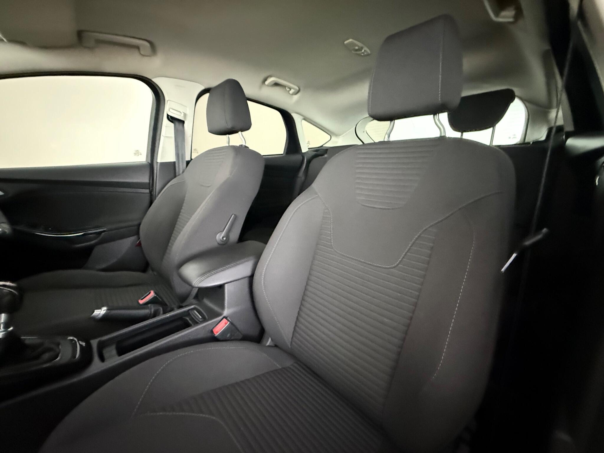 Ford Focus view 26