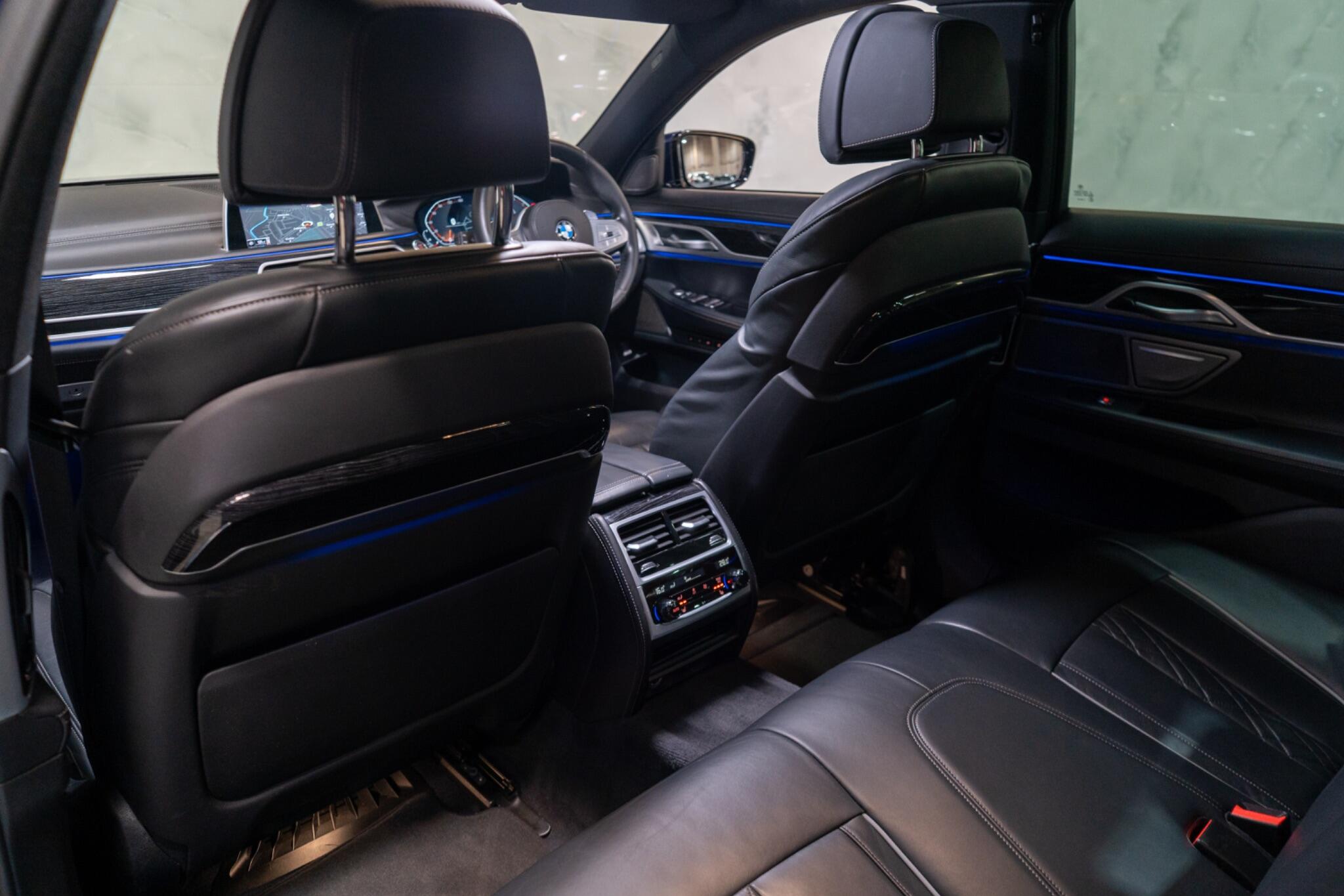 BMW 7 Series view 19