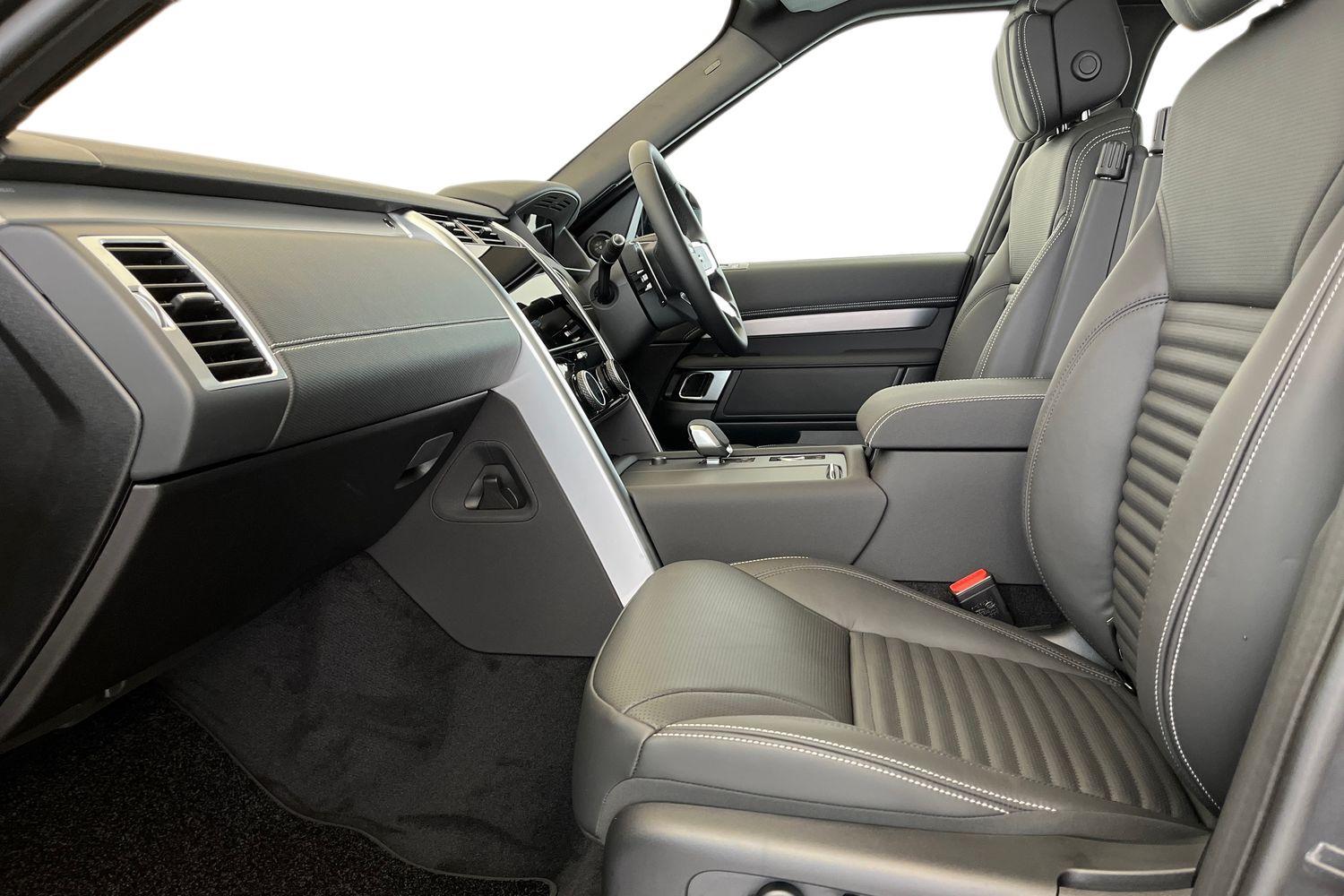 Land Rover Discovery view 3