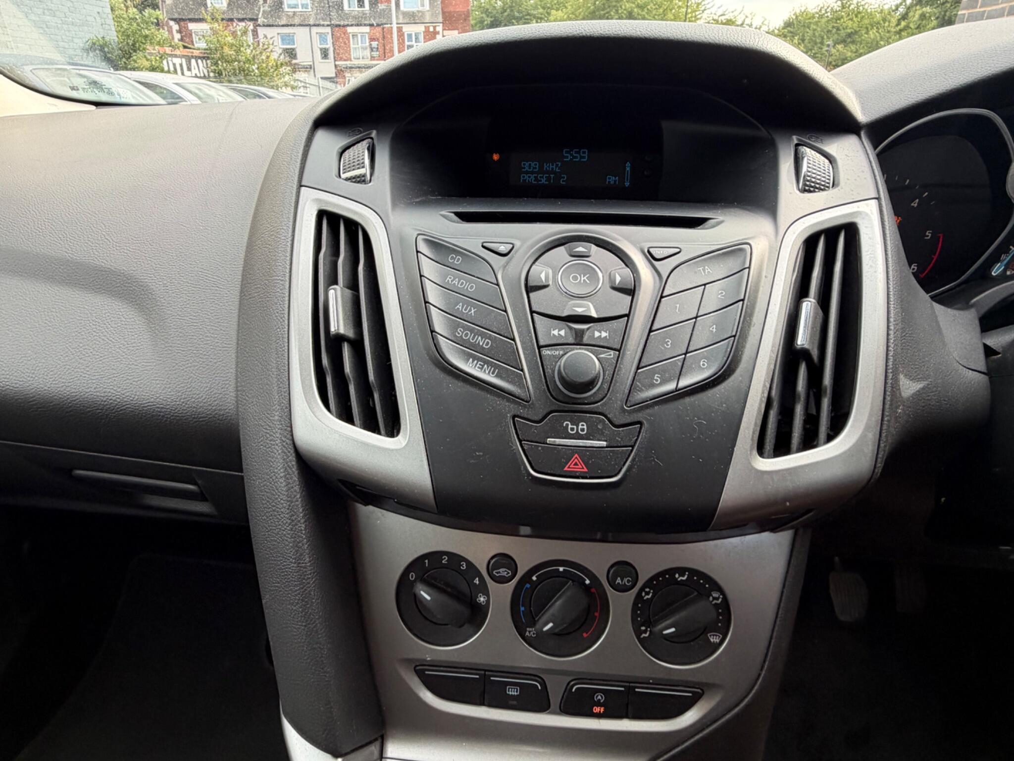 Ford Focus view 32