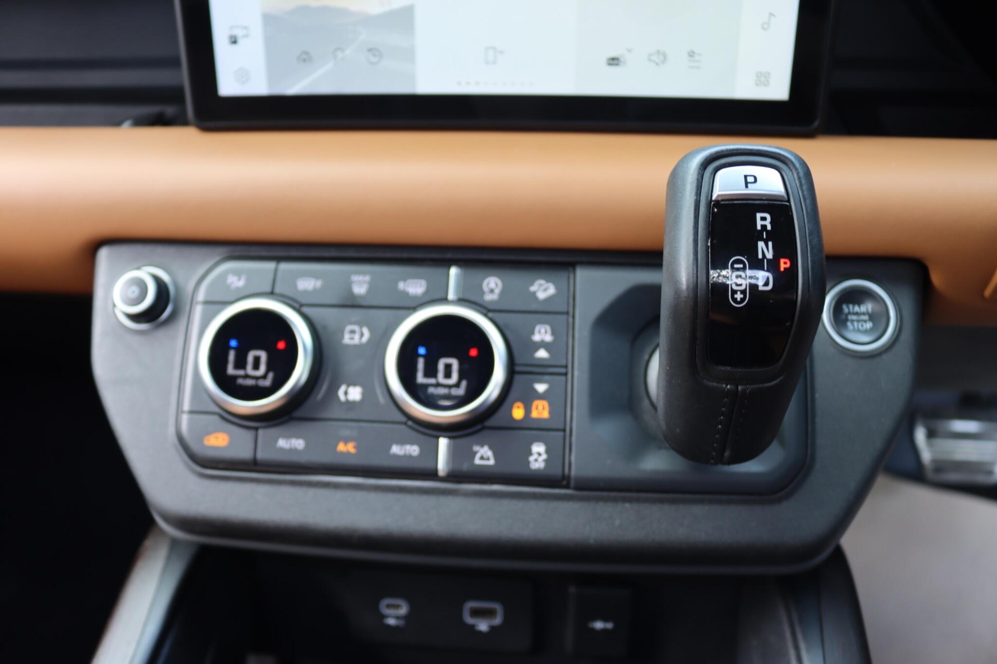 Land Rover Defender view 32