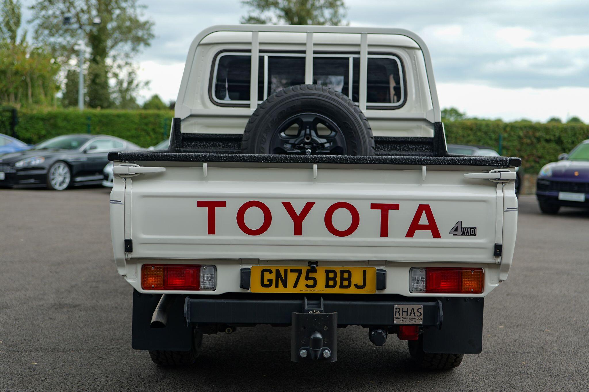 Toyota Land Cruiser view 14