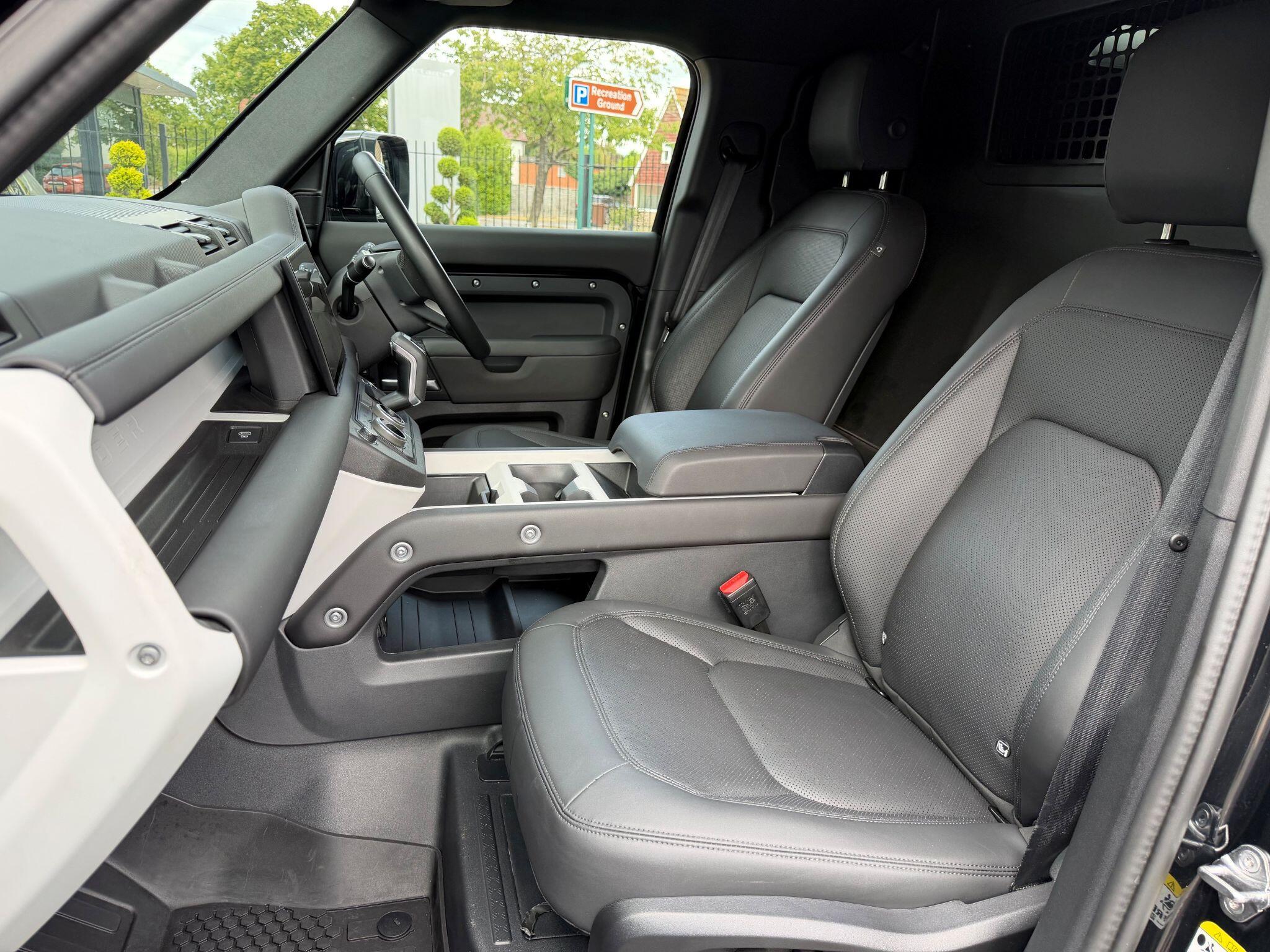 Land Rover Defender 110 view 10
