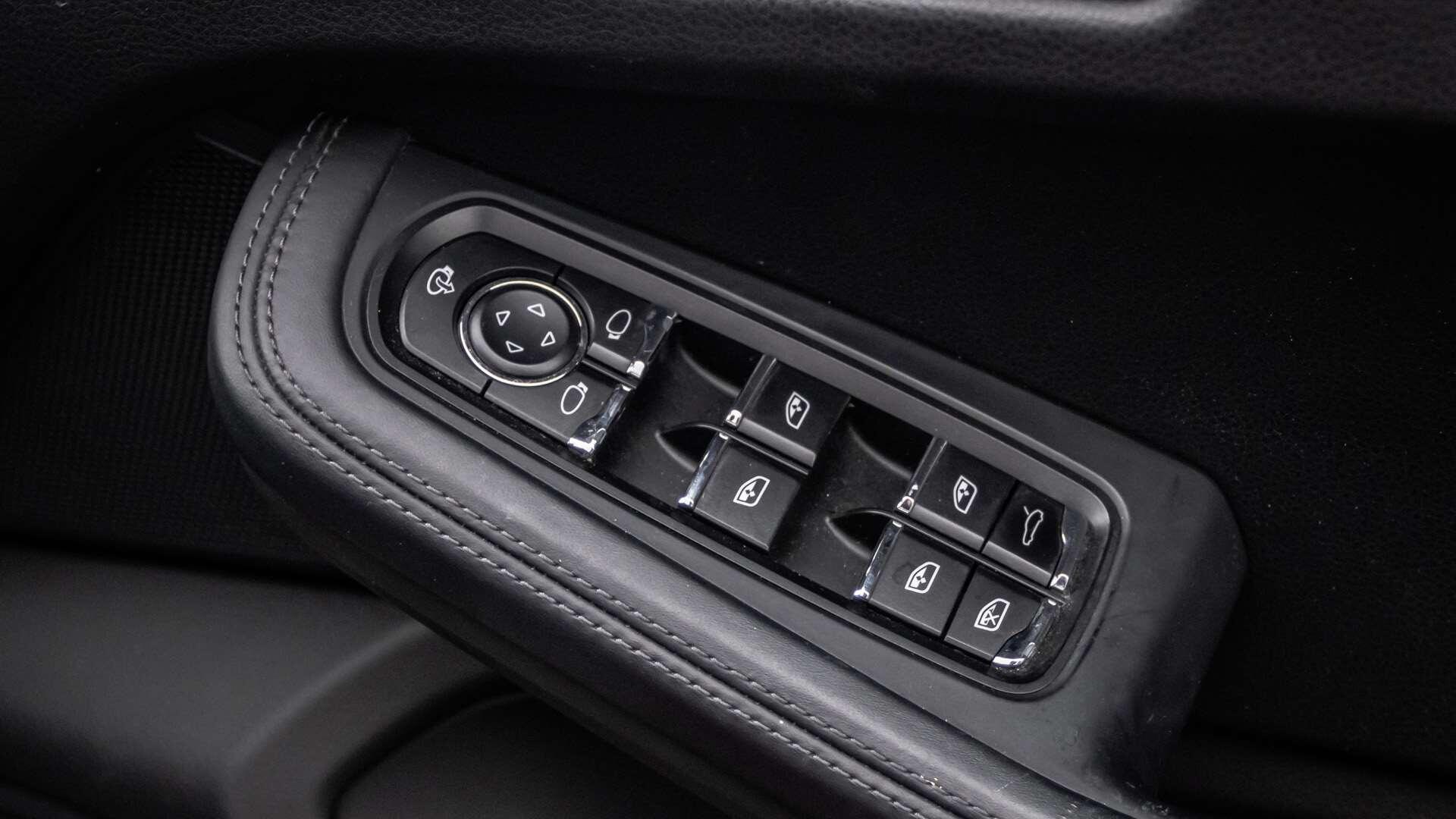 Porsche Macan view 26