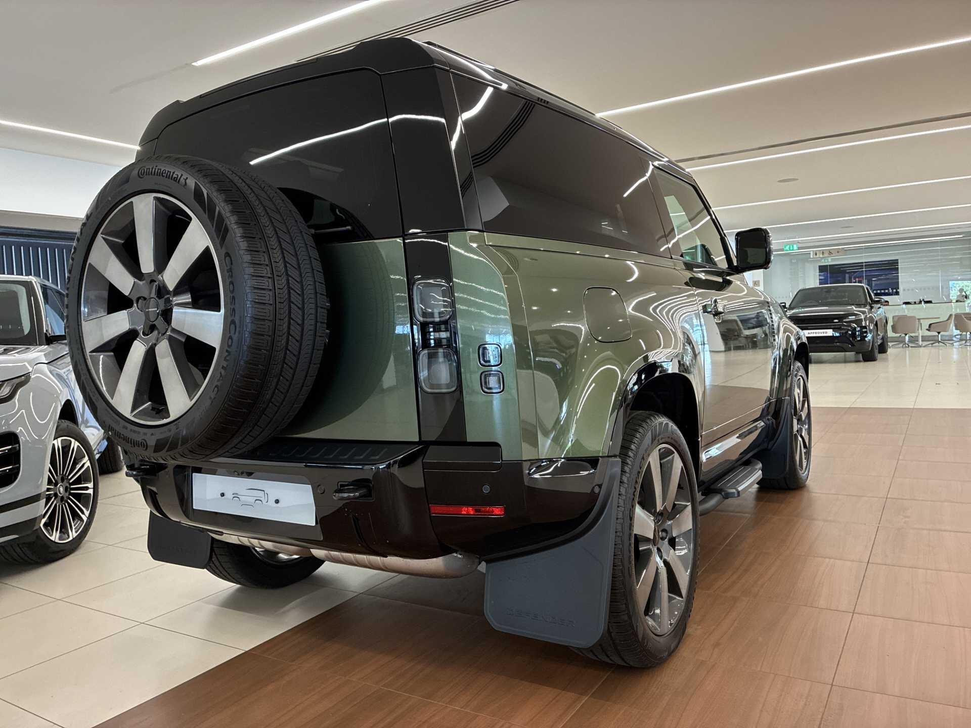Land Rover Defender view 32