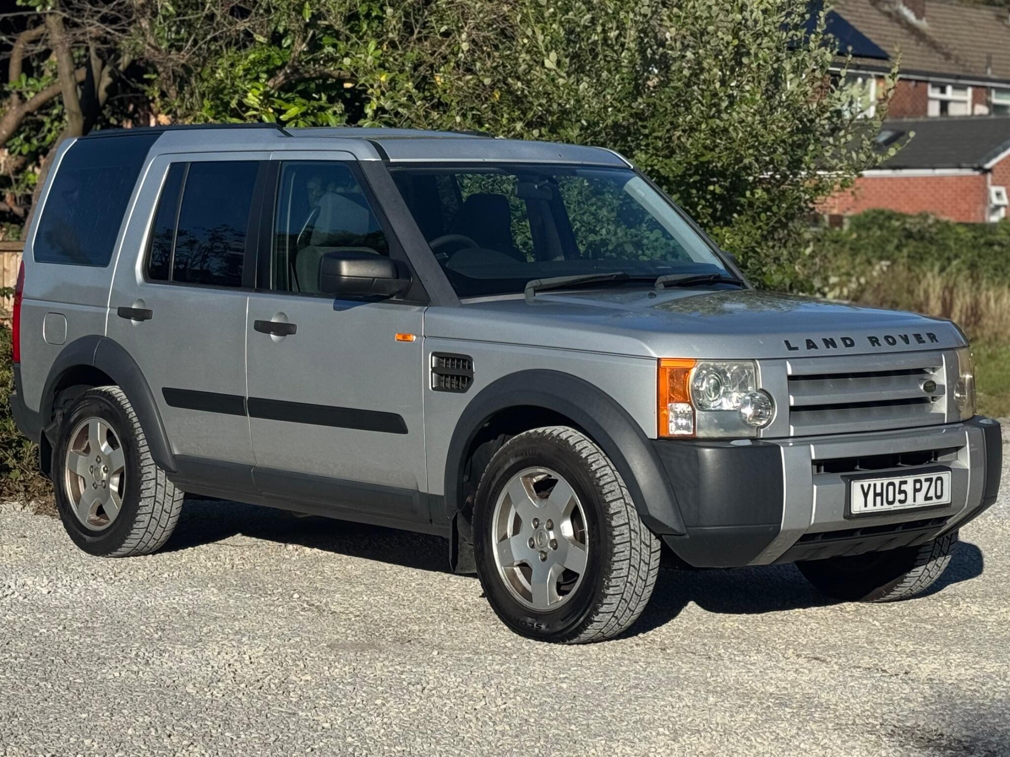 Land Rover Discovery view 3