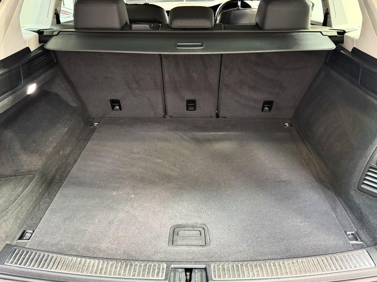 Volkswagen Touareg view 30