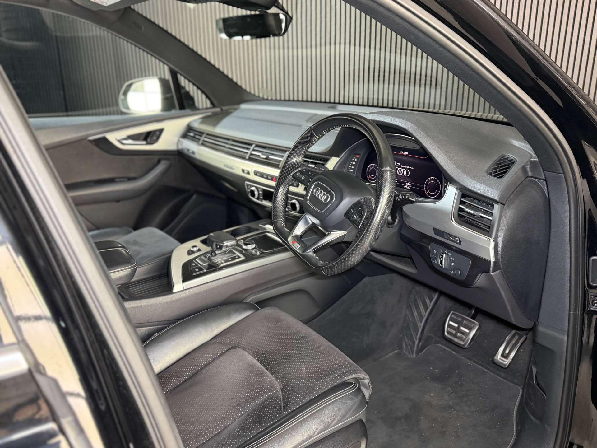 Audi Q7 view 24