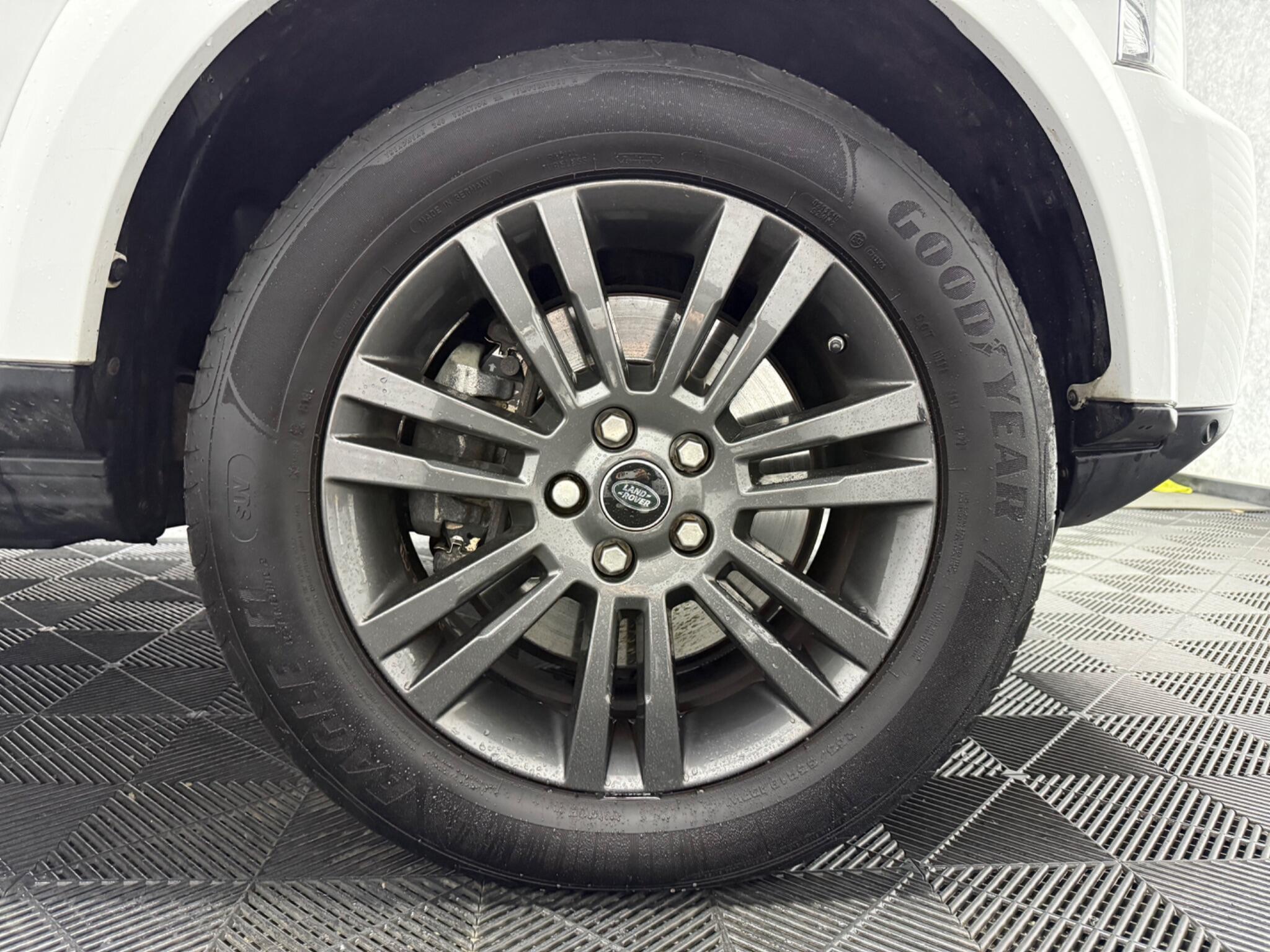 Land Rover Discovery 4 view 28
