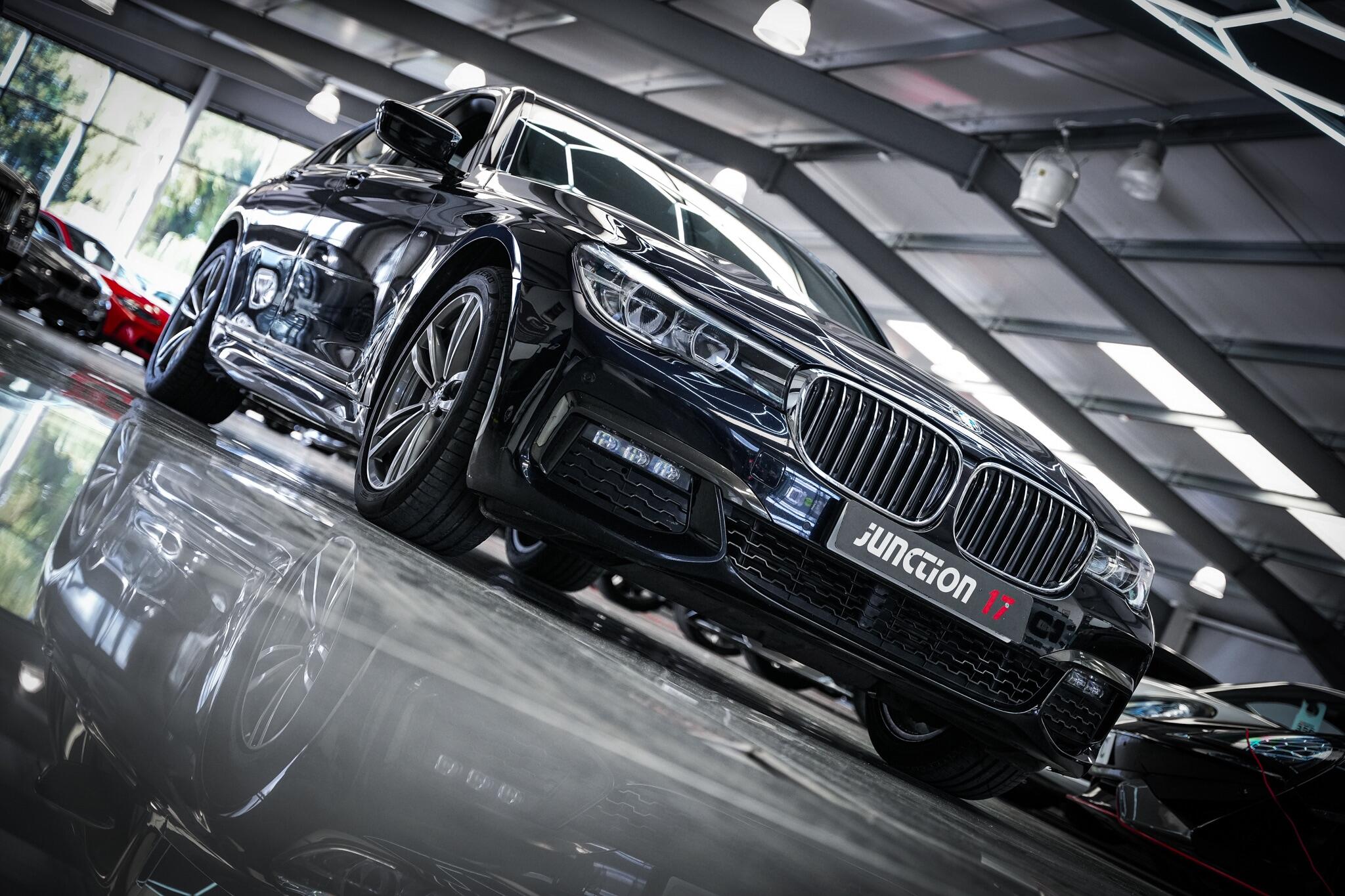 BMW 7 Series view 32
