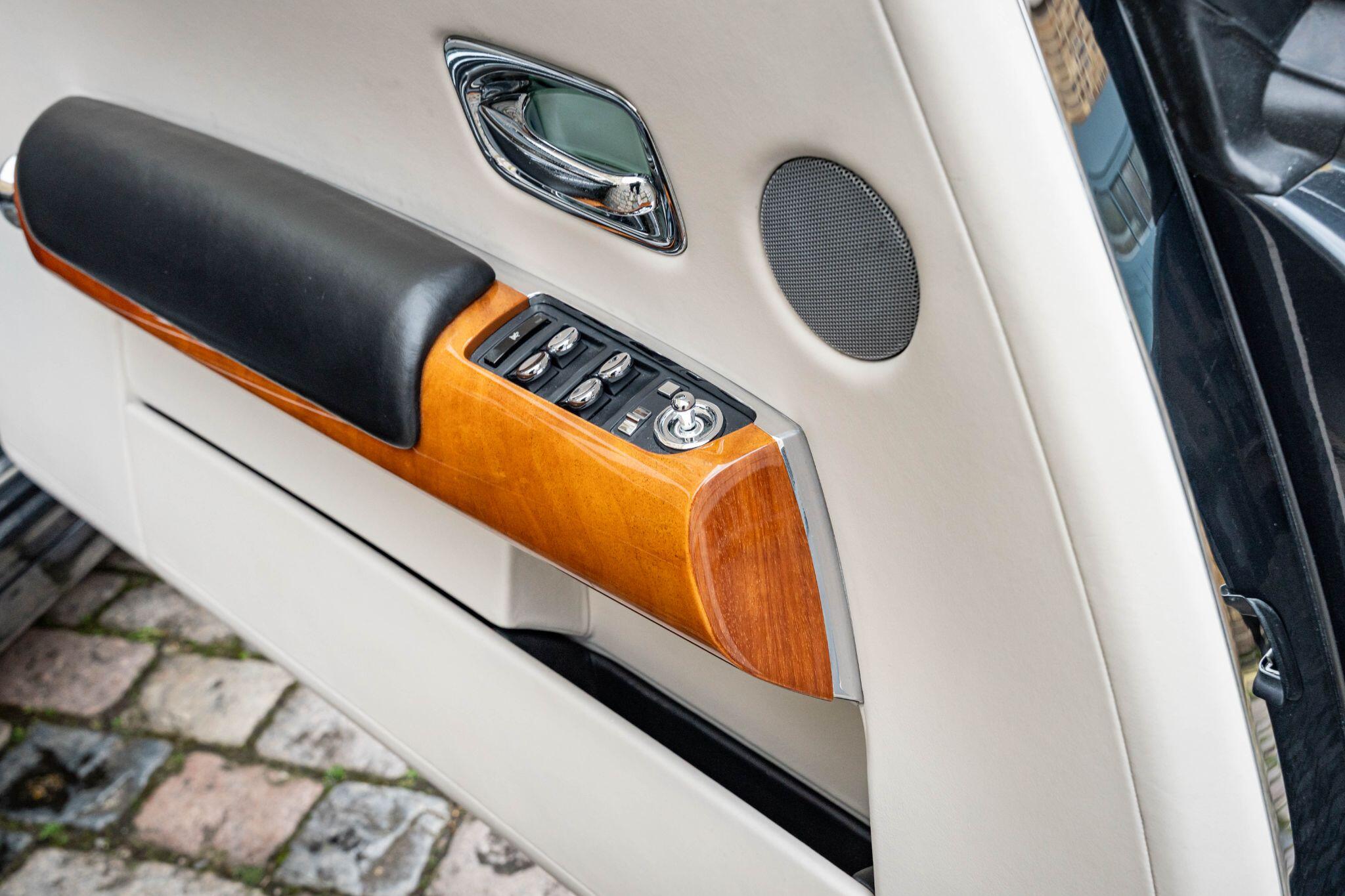 Rolls-Royce Phantom view 38