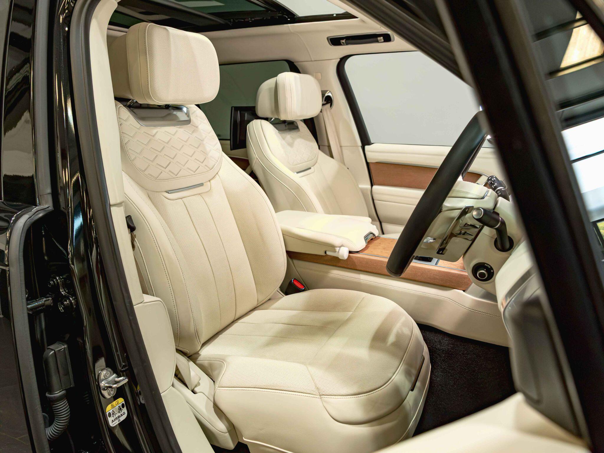 Land Rover Range Rover view 2