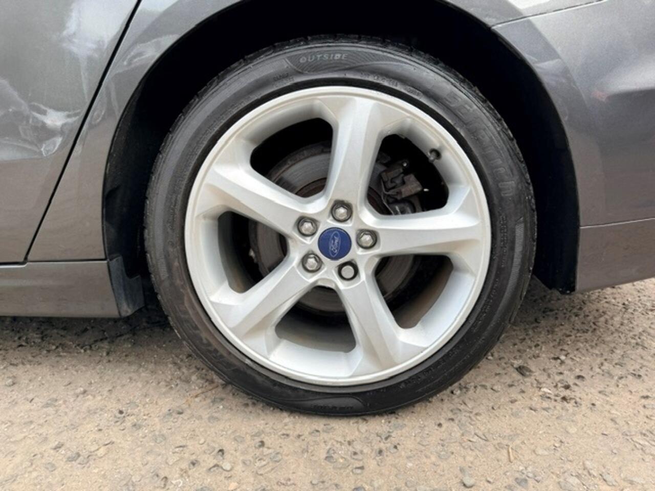 Ford Mondeo view 11