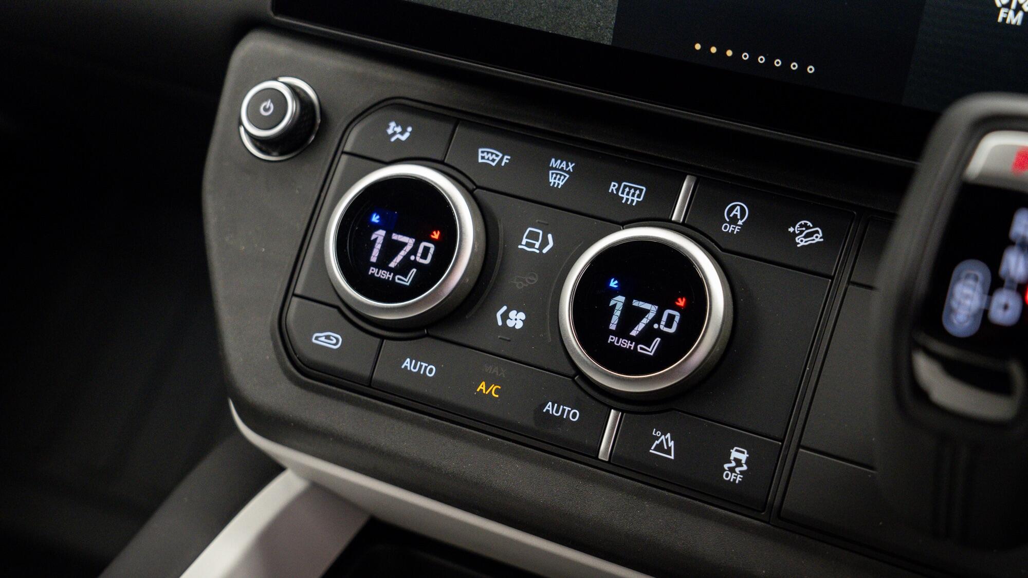 Land Rover Defender 90 view 8