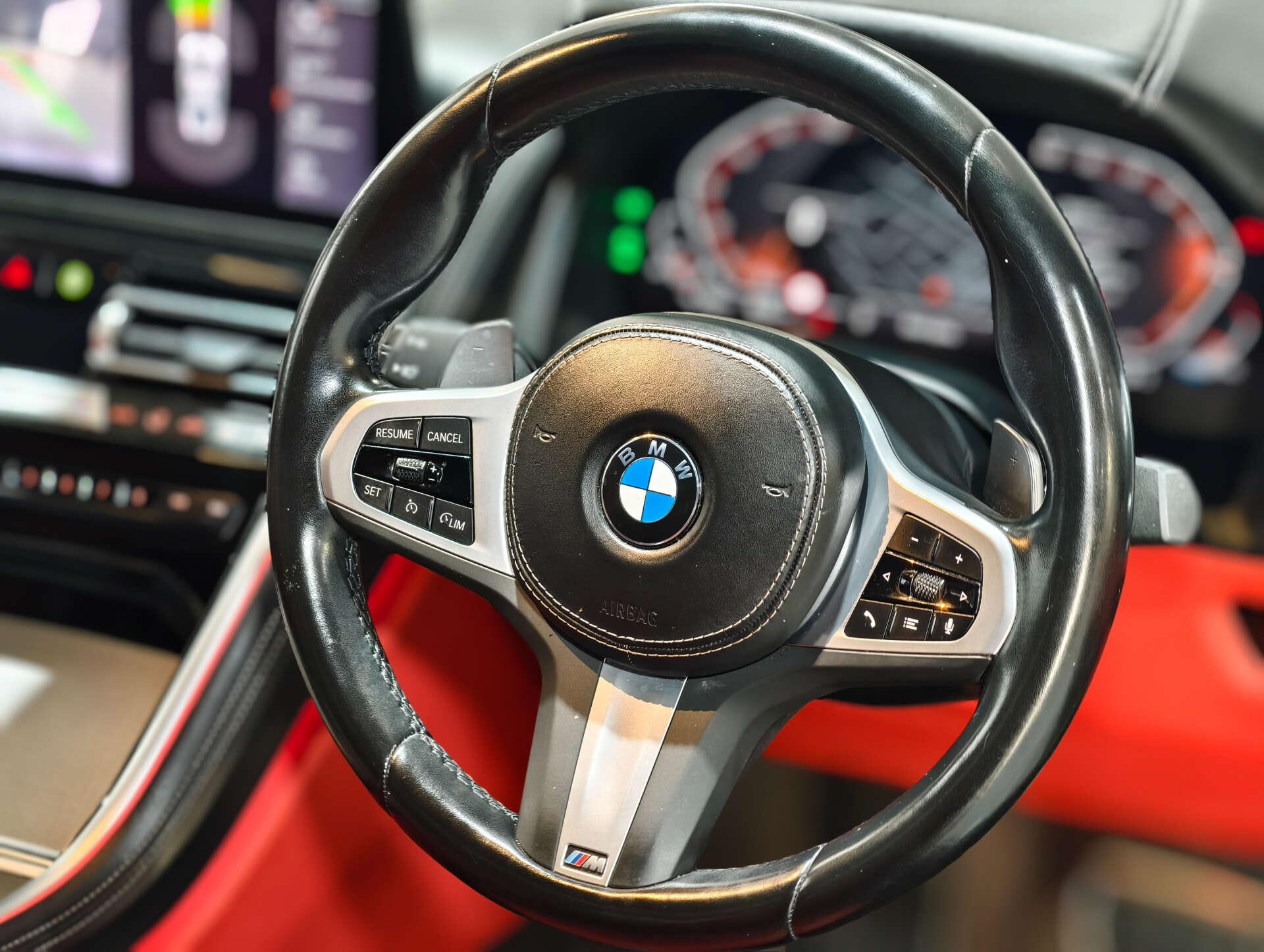 BMW 8 Series view 32