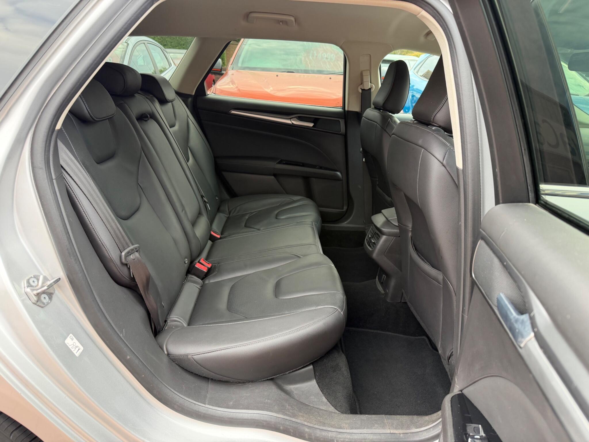 Ford Mondeo view 44