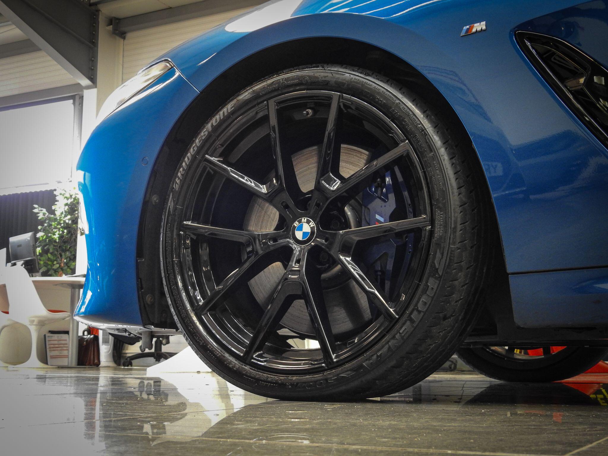 BMW 8 Series view 22