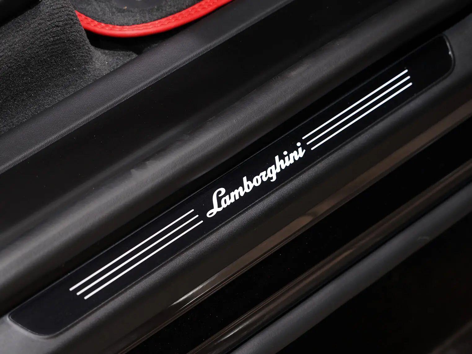 Lamborghini Urus view 33