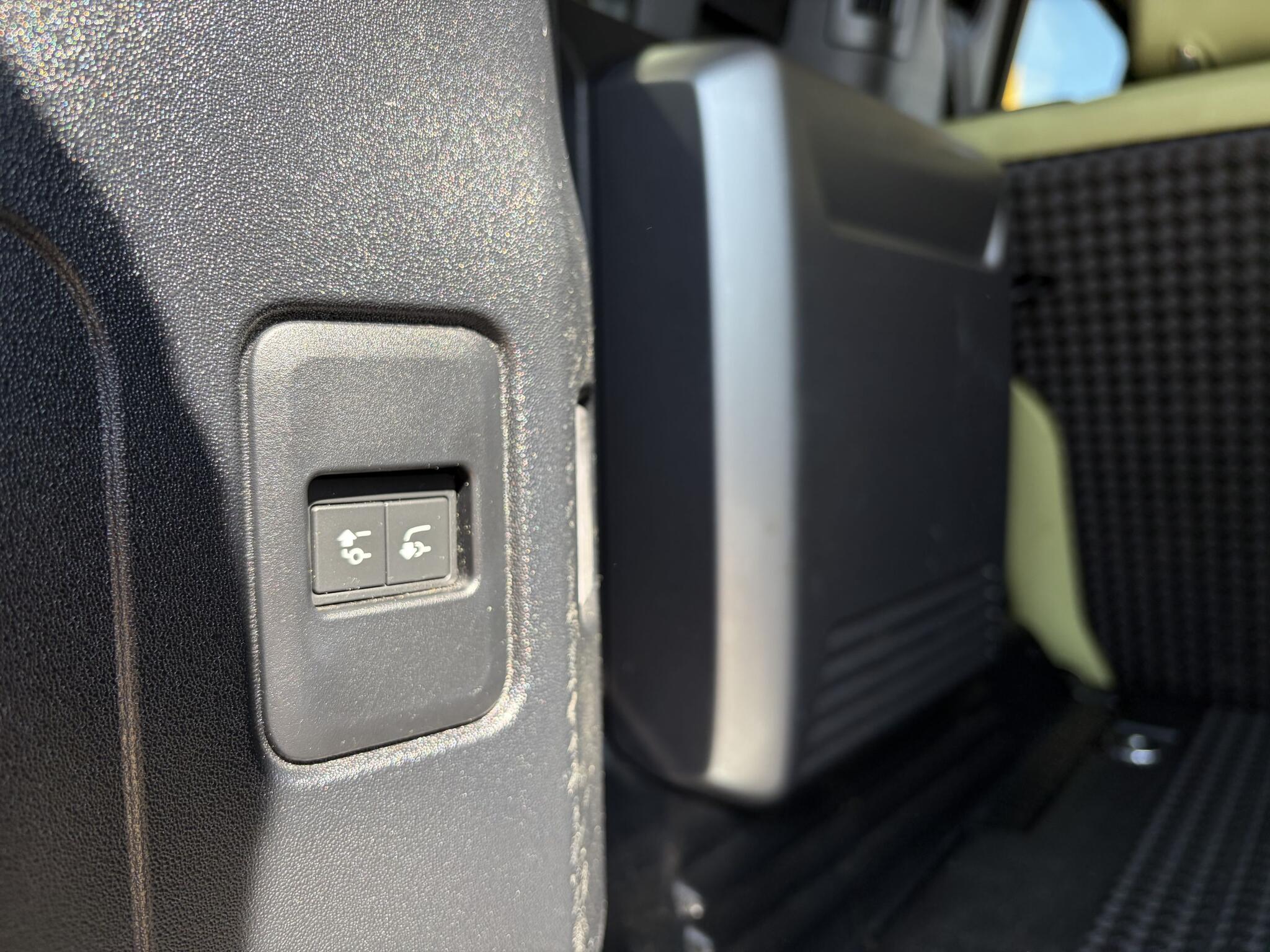 Land Rover Defender 110 view 31