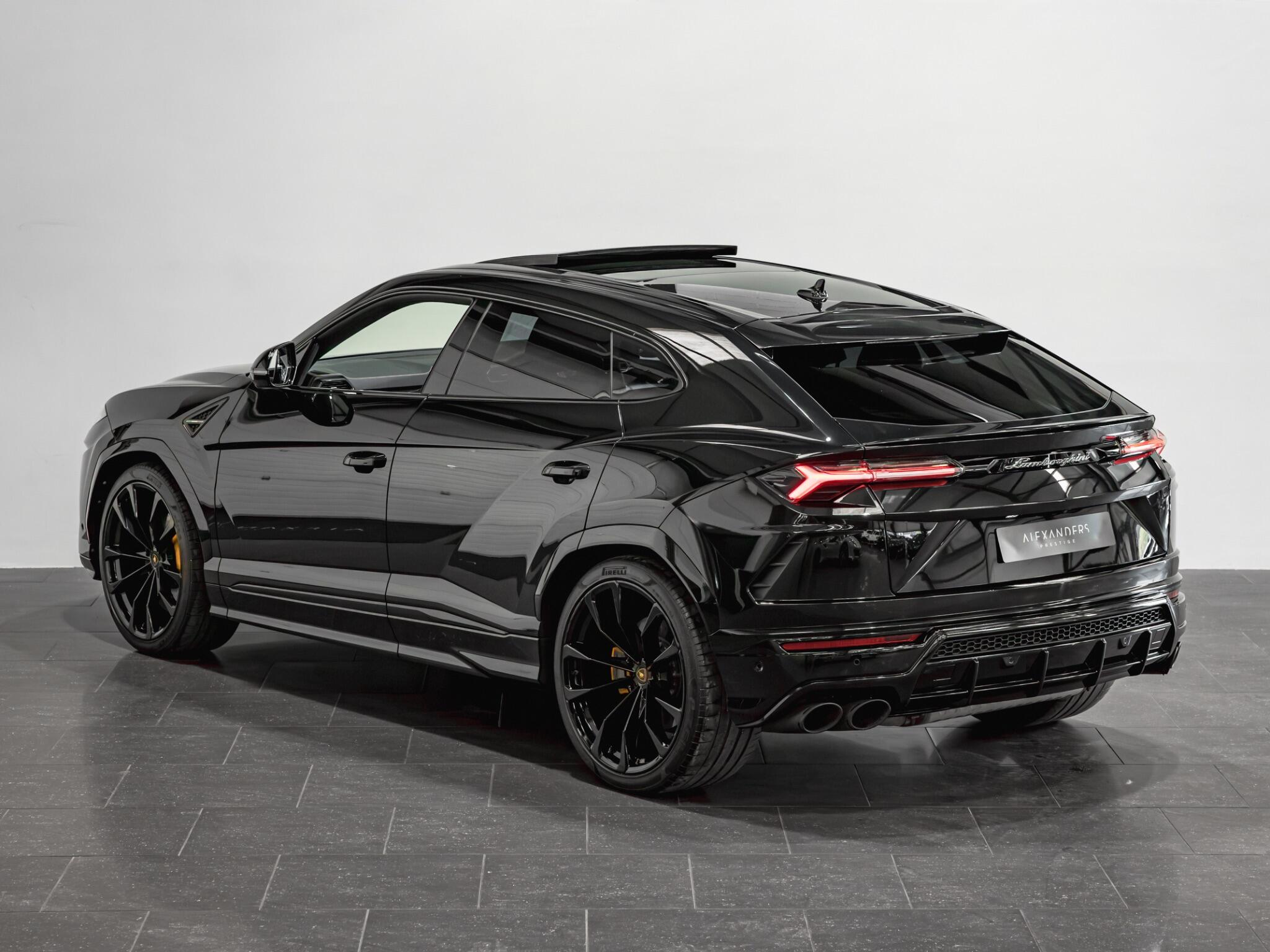 Lamborghini Urus view 5