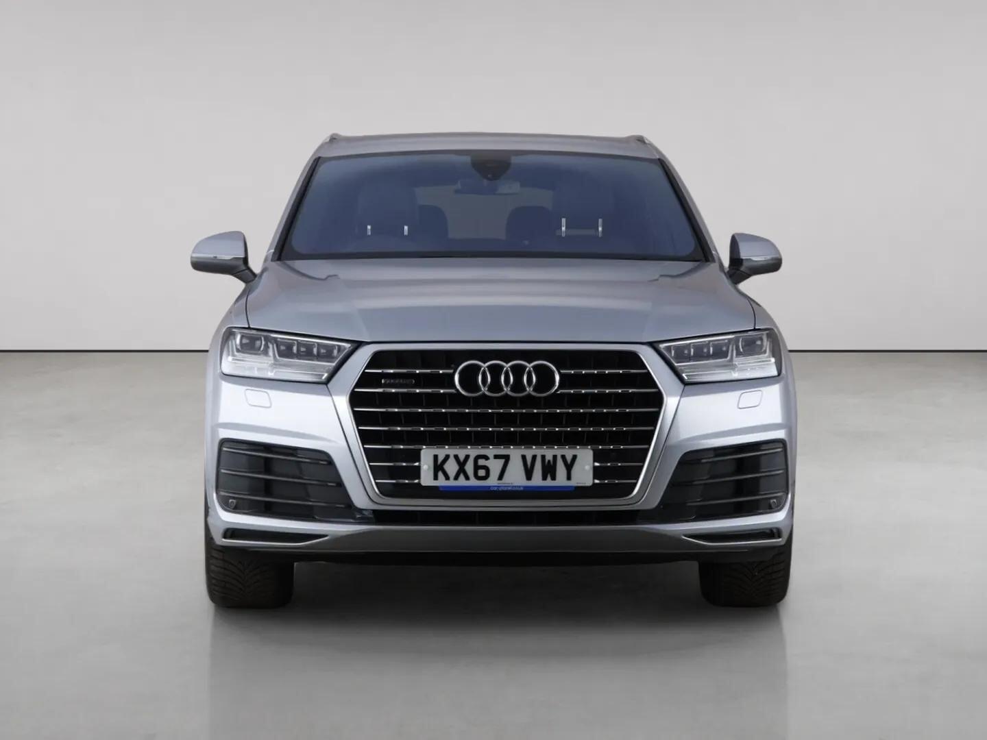 Audi Q7 view 5