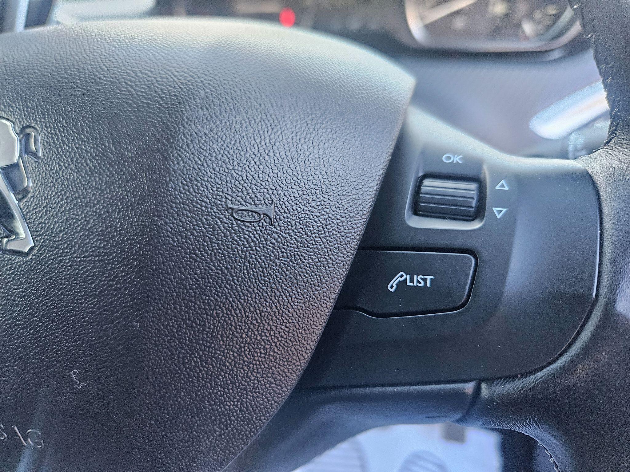 2017 Peugeot 208 image 28