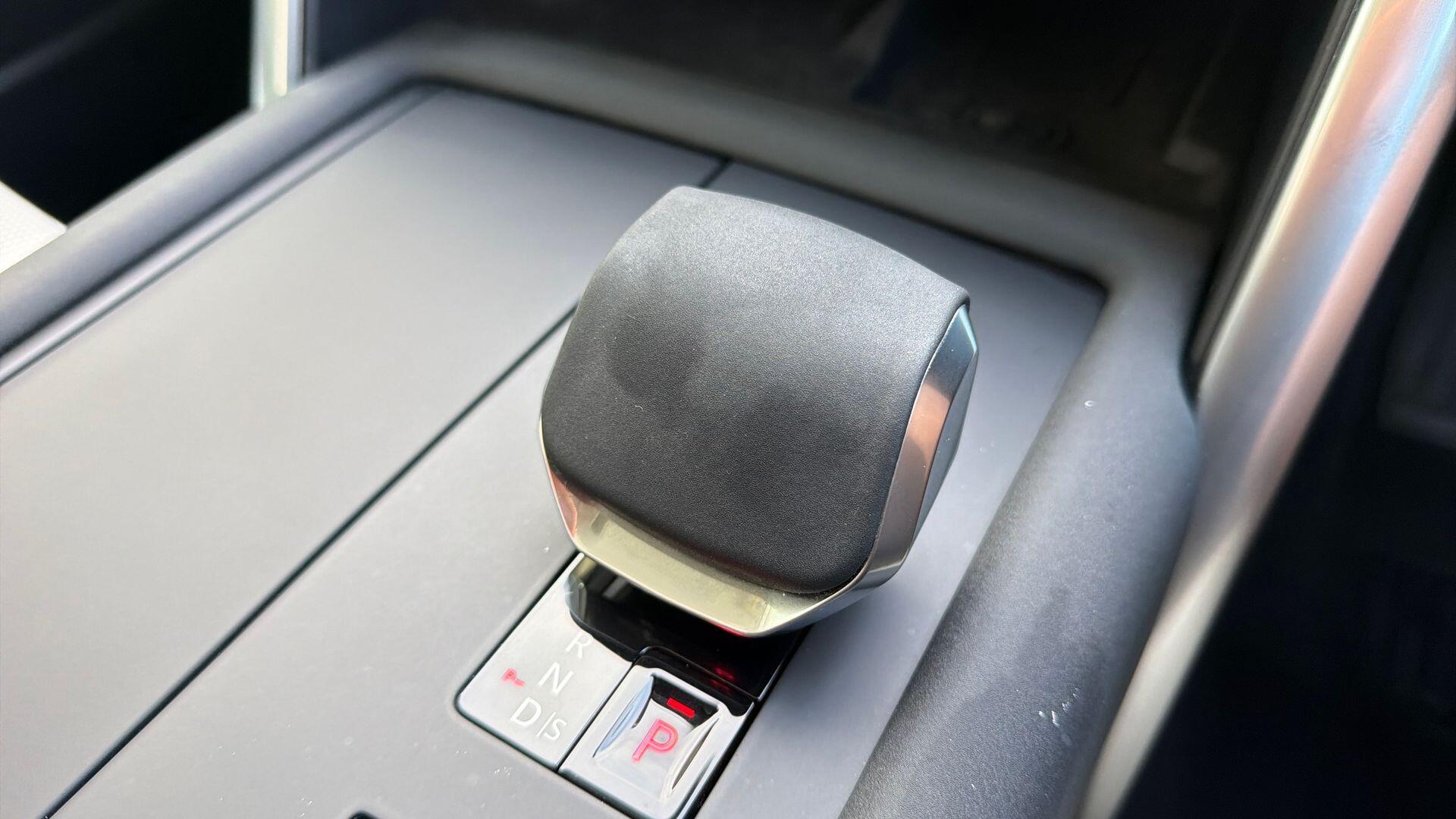 Land Rover Discovery view 13