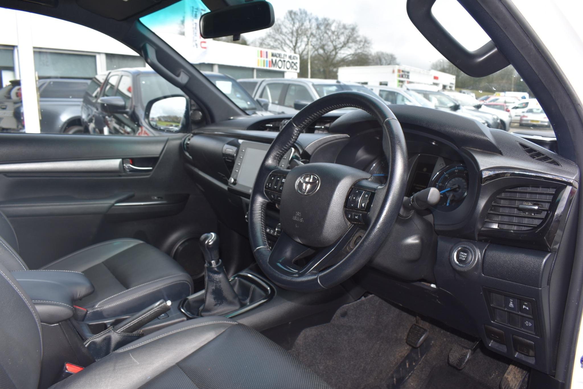 Hilux - 2.8 D-4D Invincible X 4WD Euro 6 (s/s) 4dr - Image 8