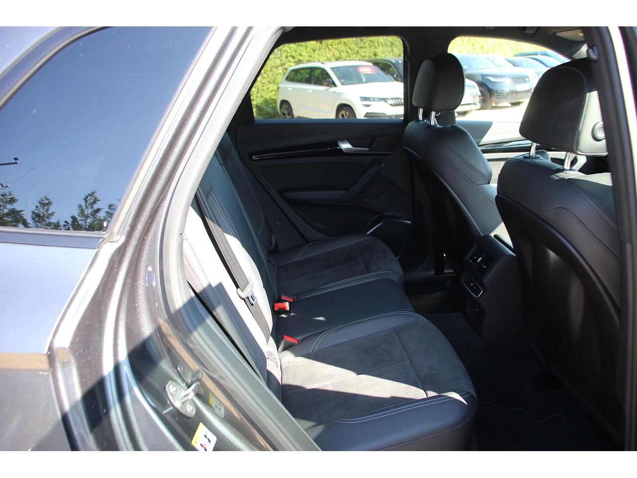 Audi Q5 view 18