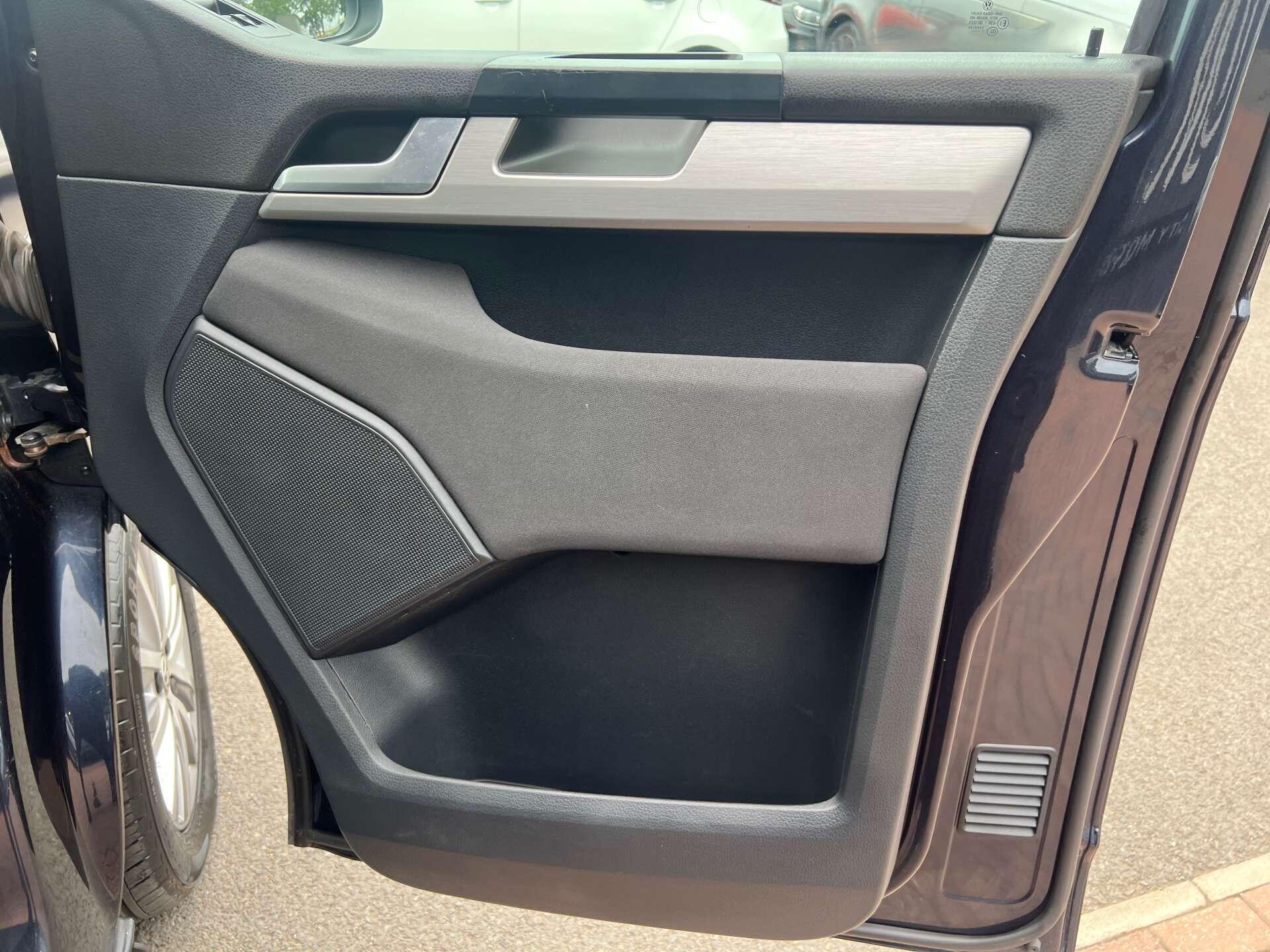 Volkswagen Caravelle view 43