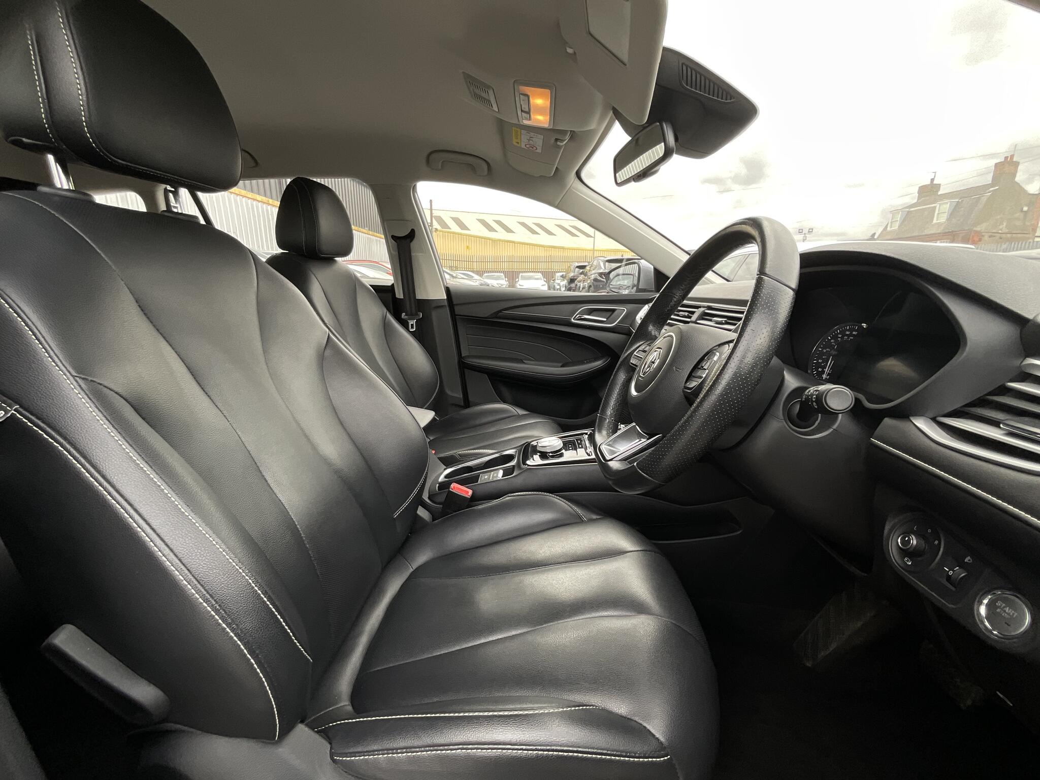 MG MG5 view 9