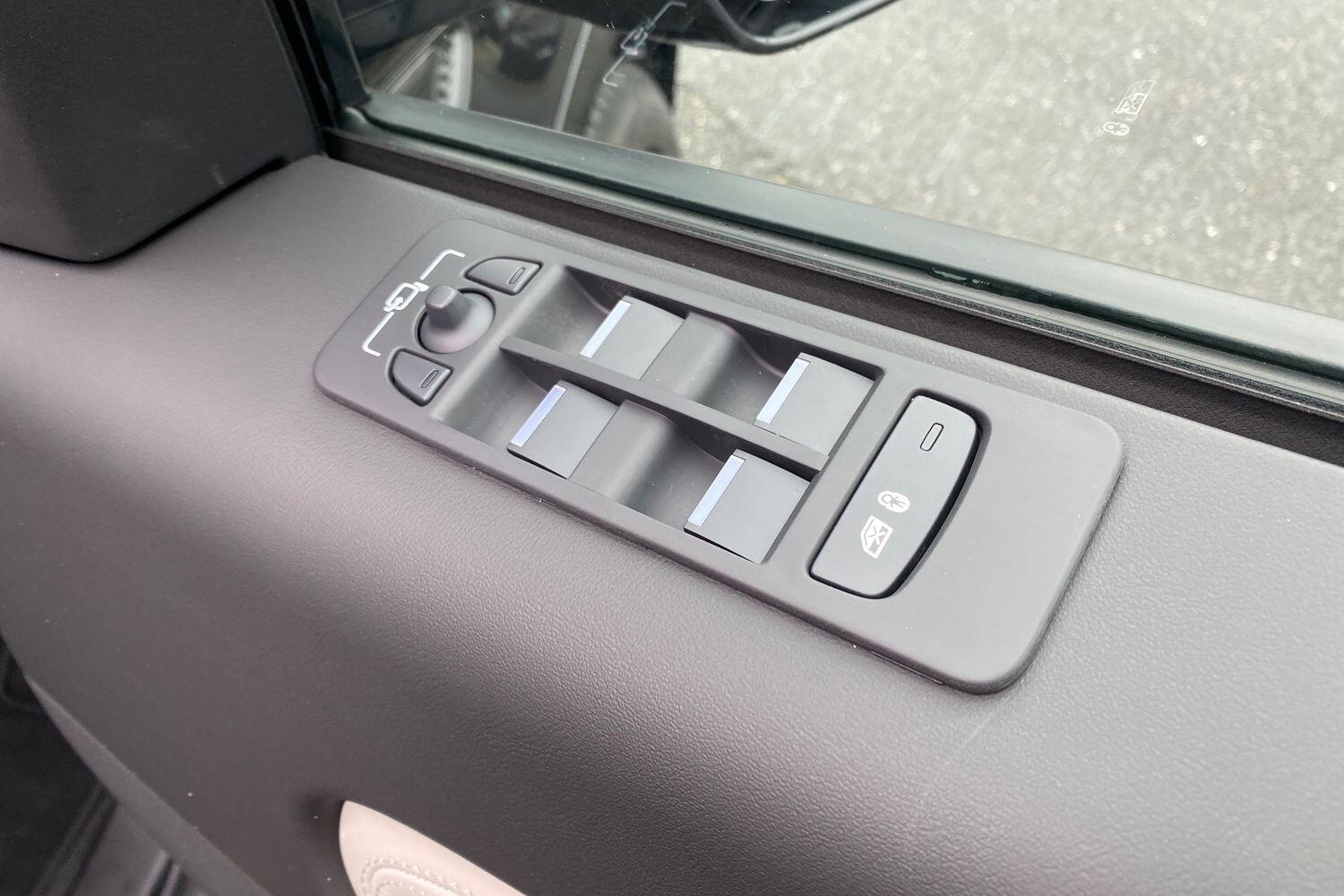 Land Rover Discovery Sport view 22