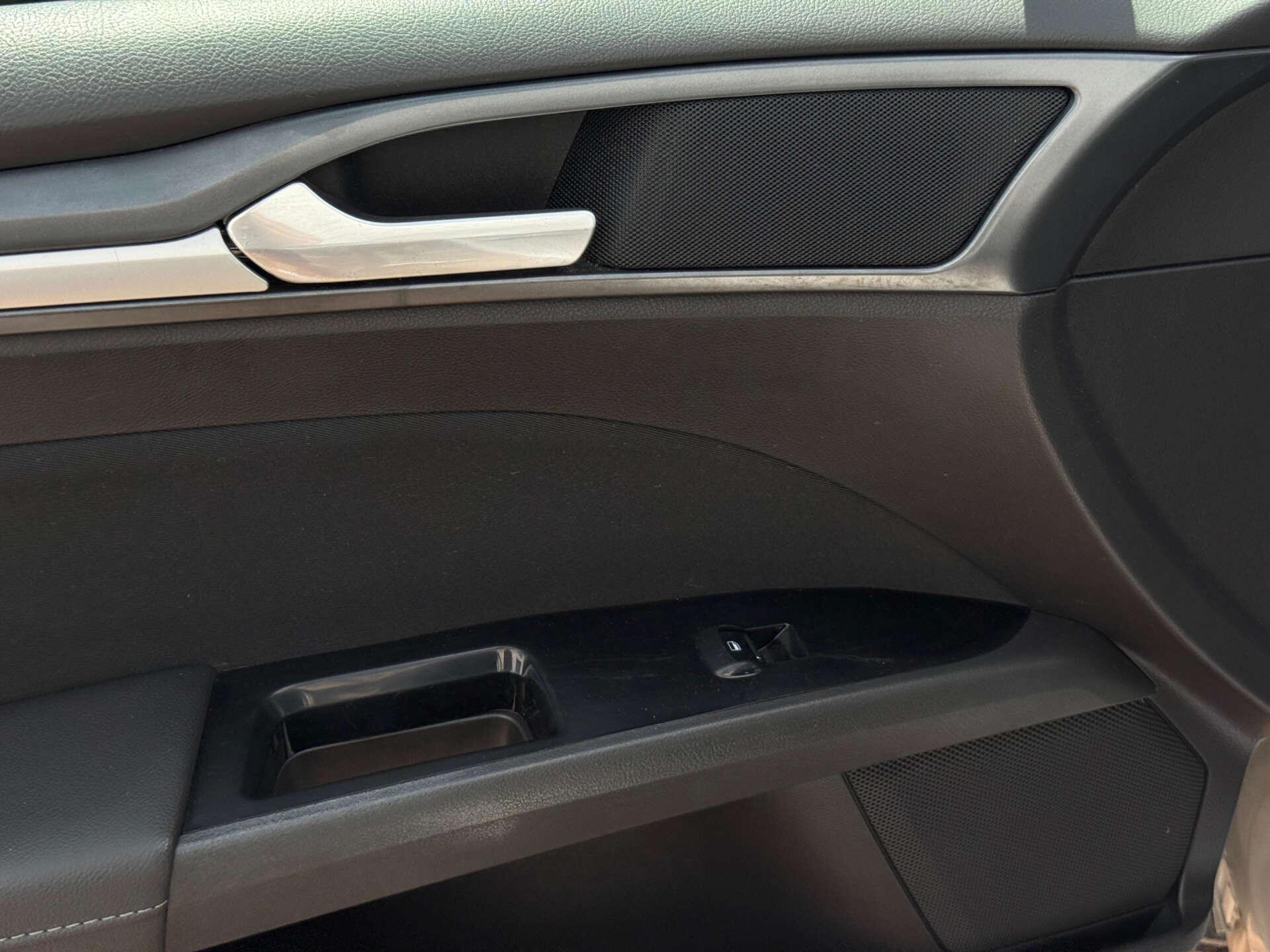Ford Mondeo view 35