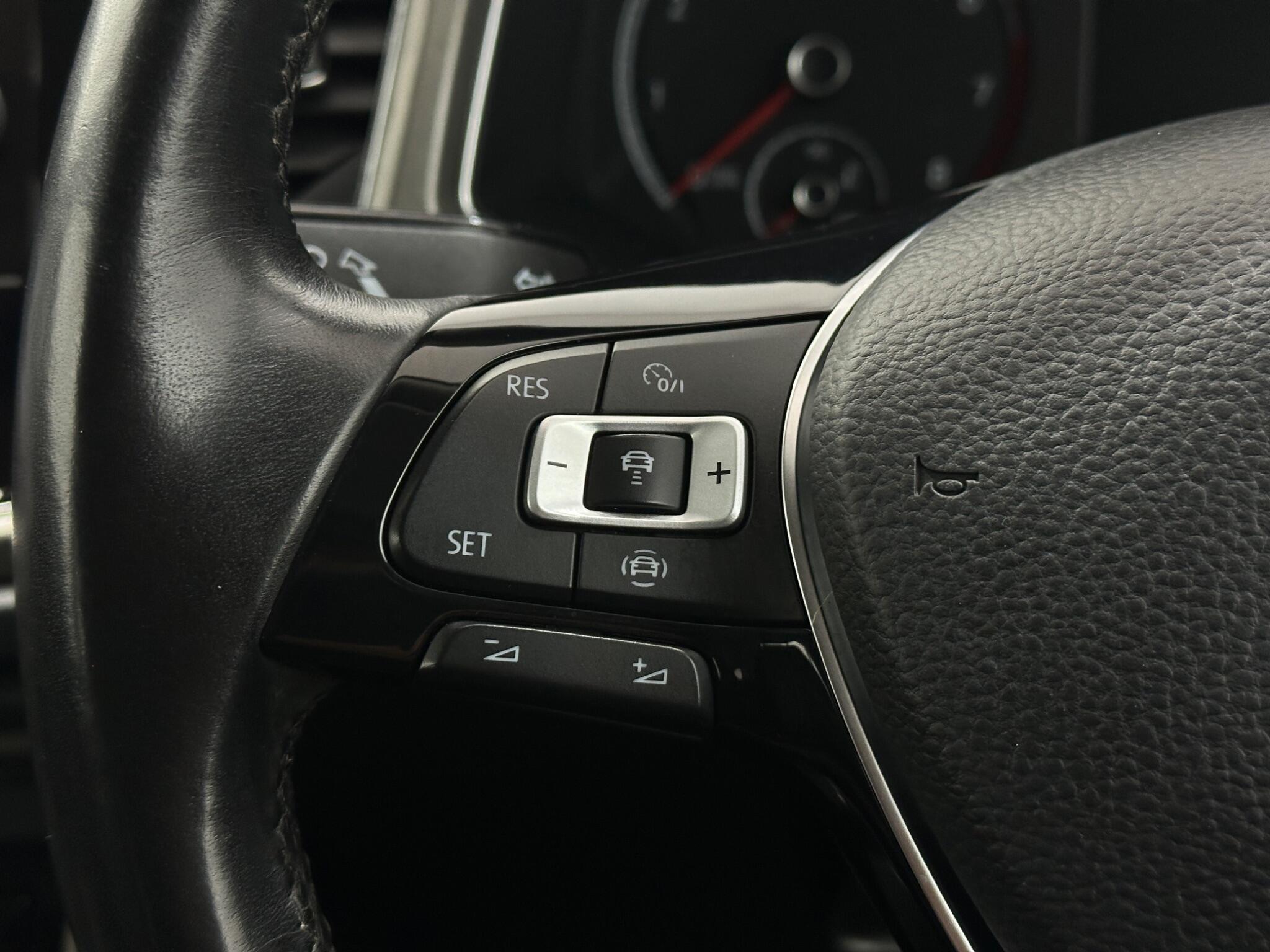 Volkswagen T-Roc view 14