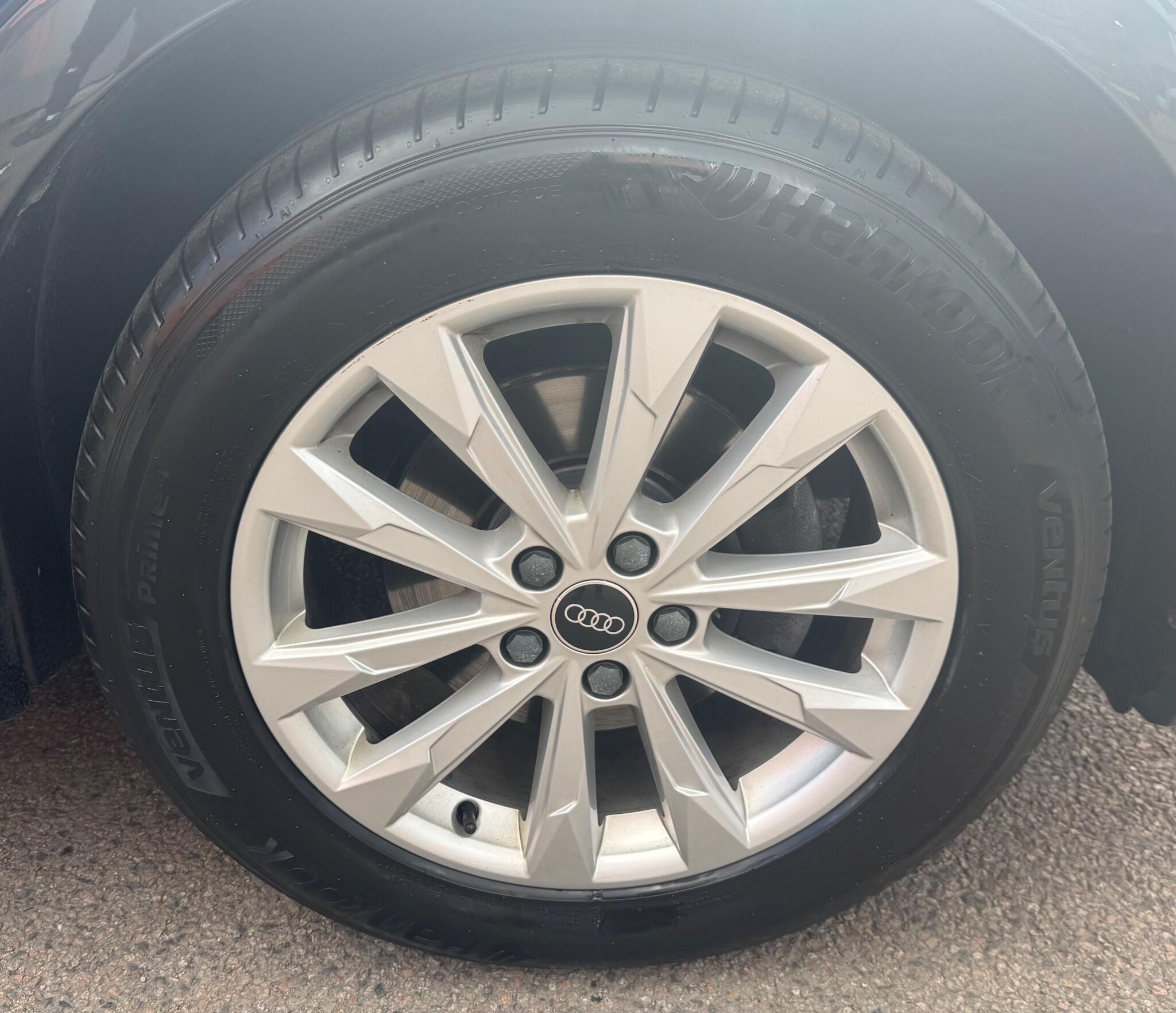 Audi Q3 view 14
