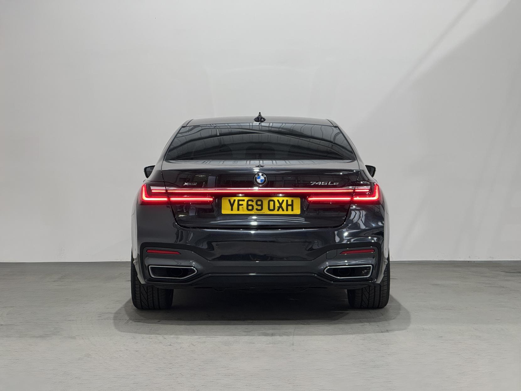 BMW 7 Series view 13