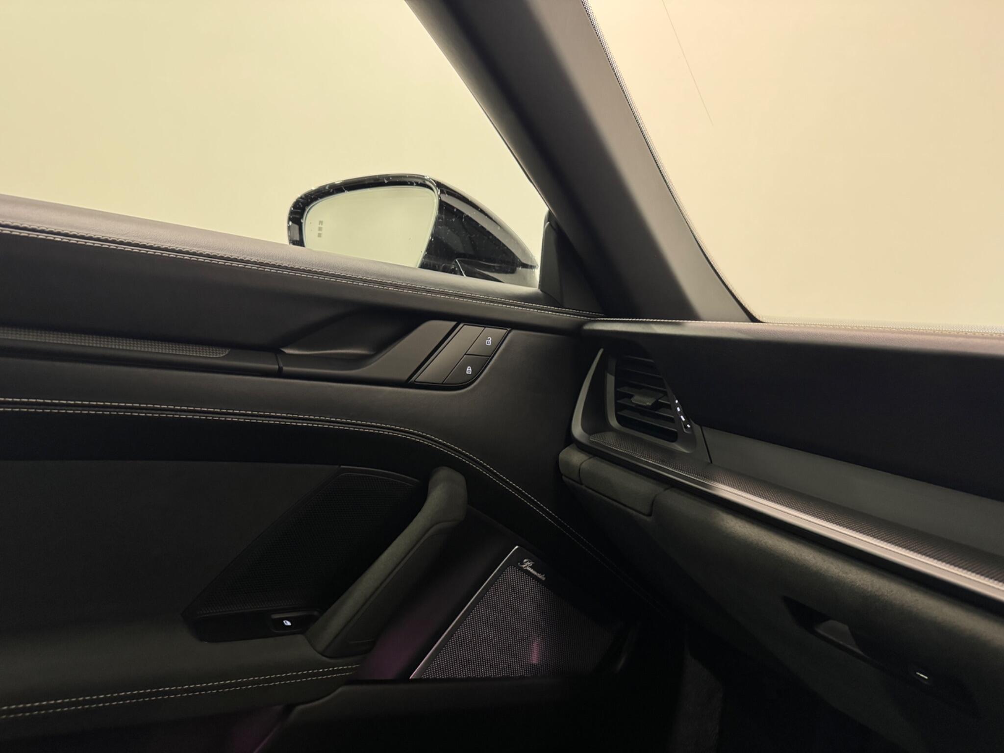 Porsche 911 view 31