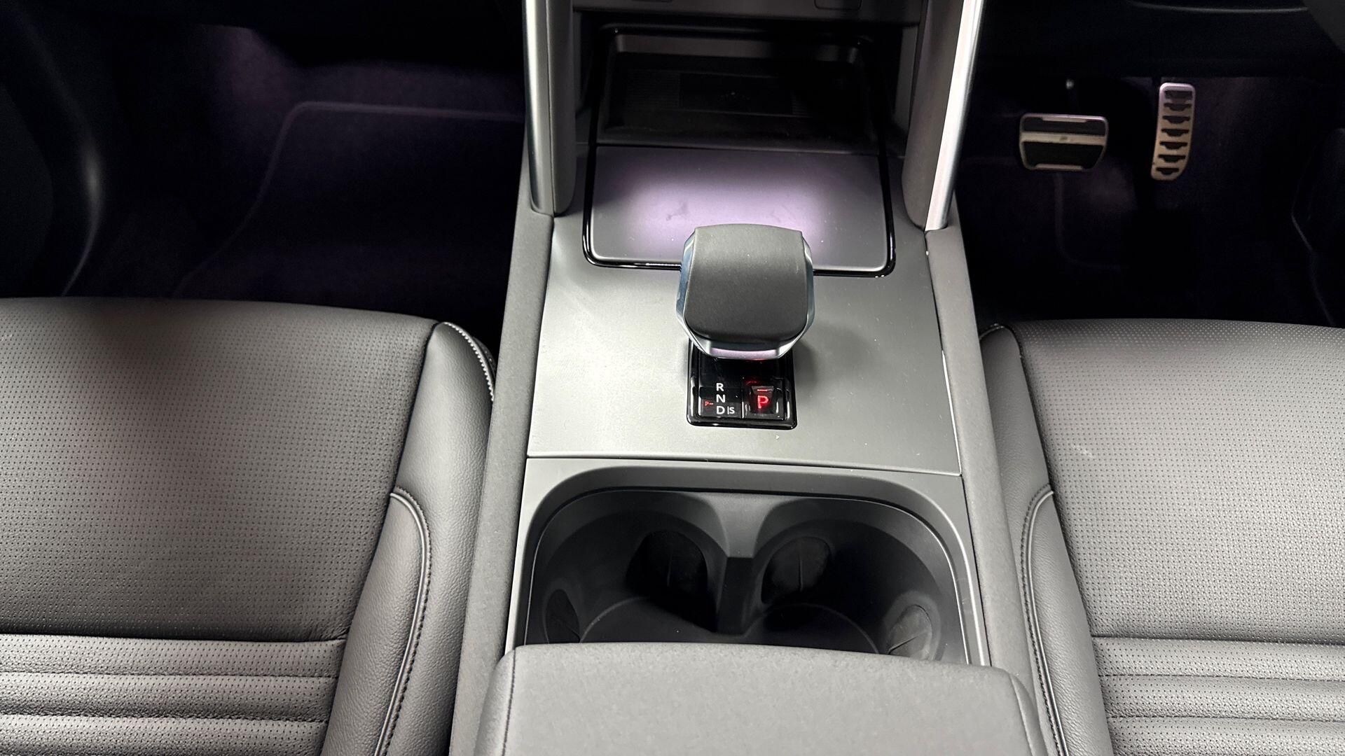 Land Rover Discovery Sport view 13
