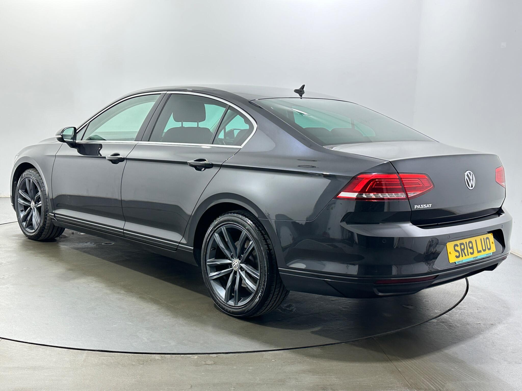 Volkswagen Passat view 6
