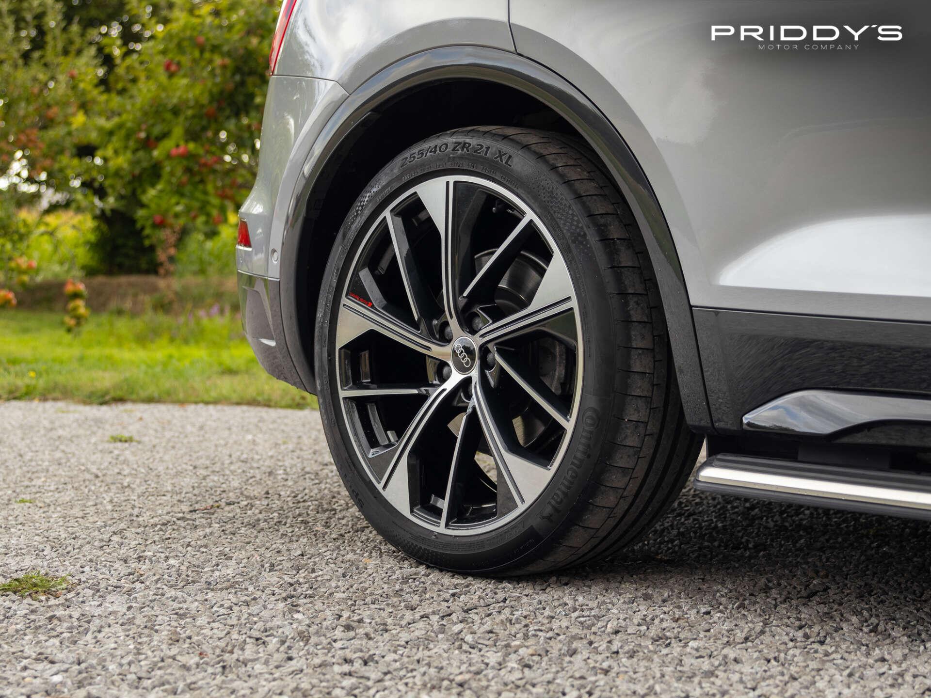 Audi Q5 view 8