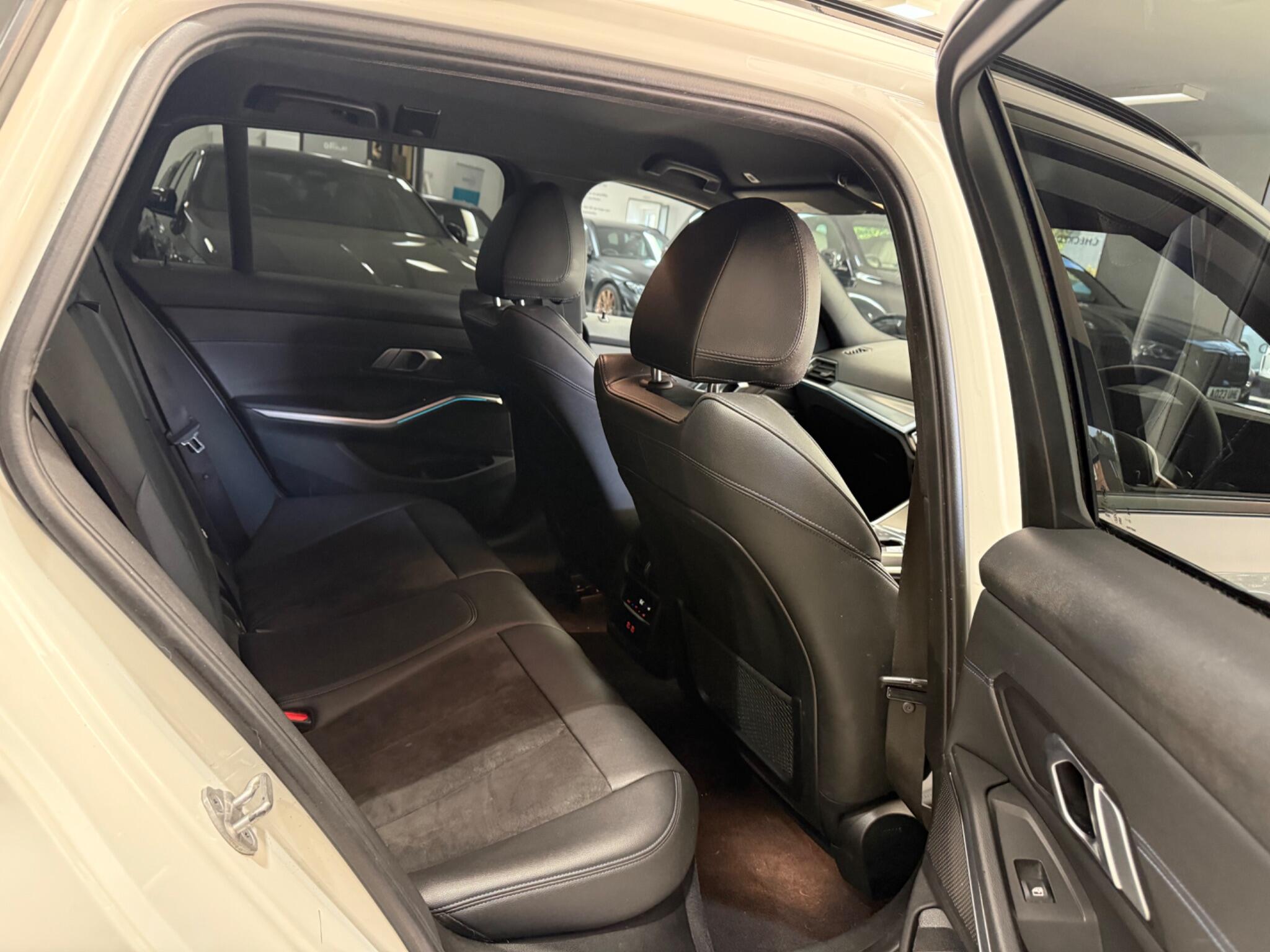 BMW 3 Series view 30