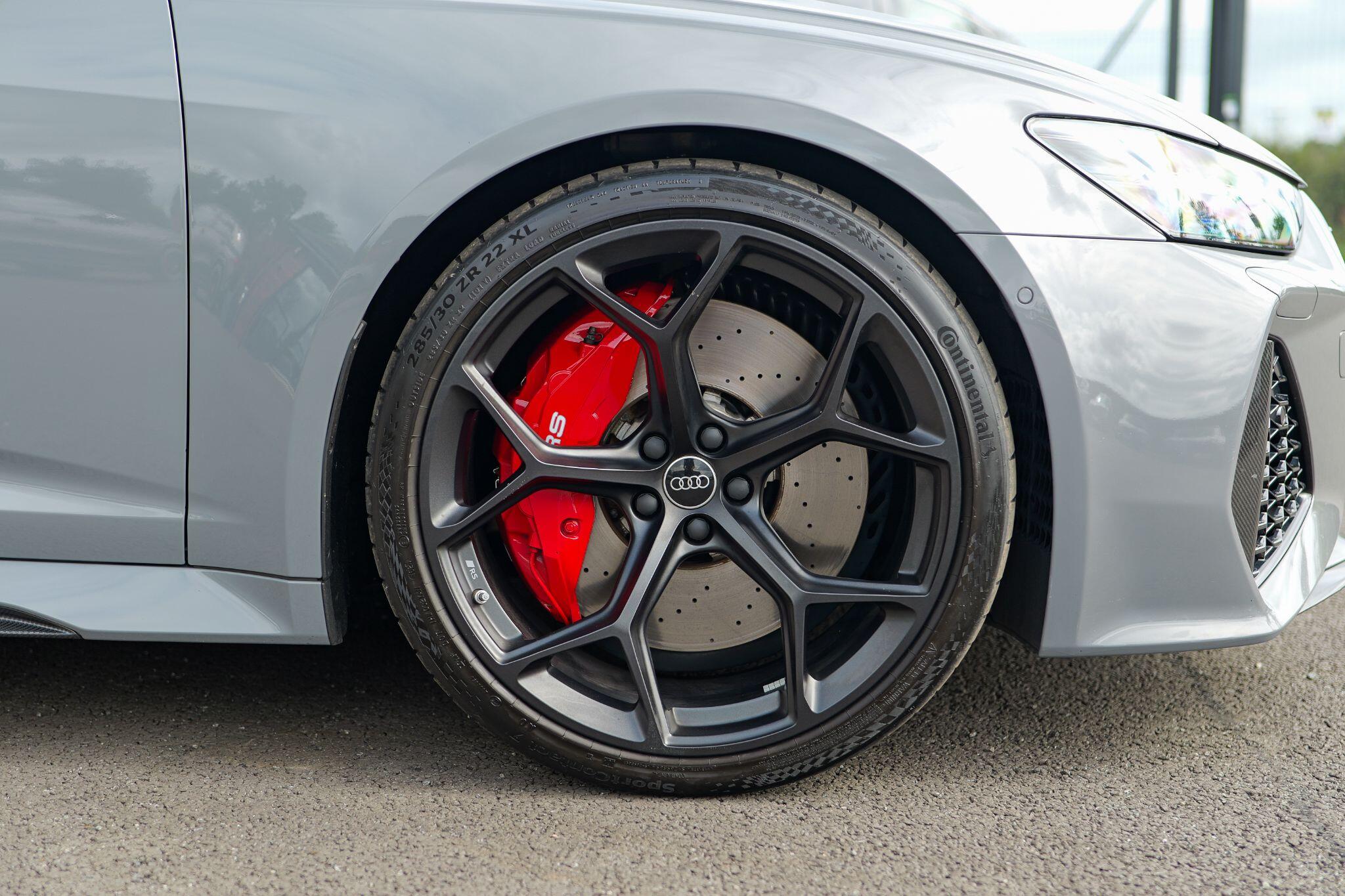 Audi RS6 Avant view 8