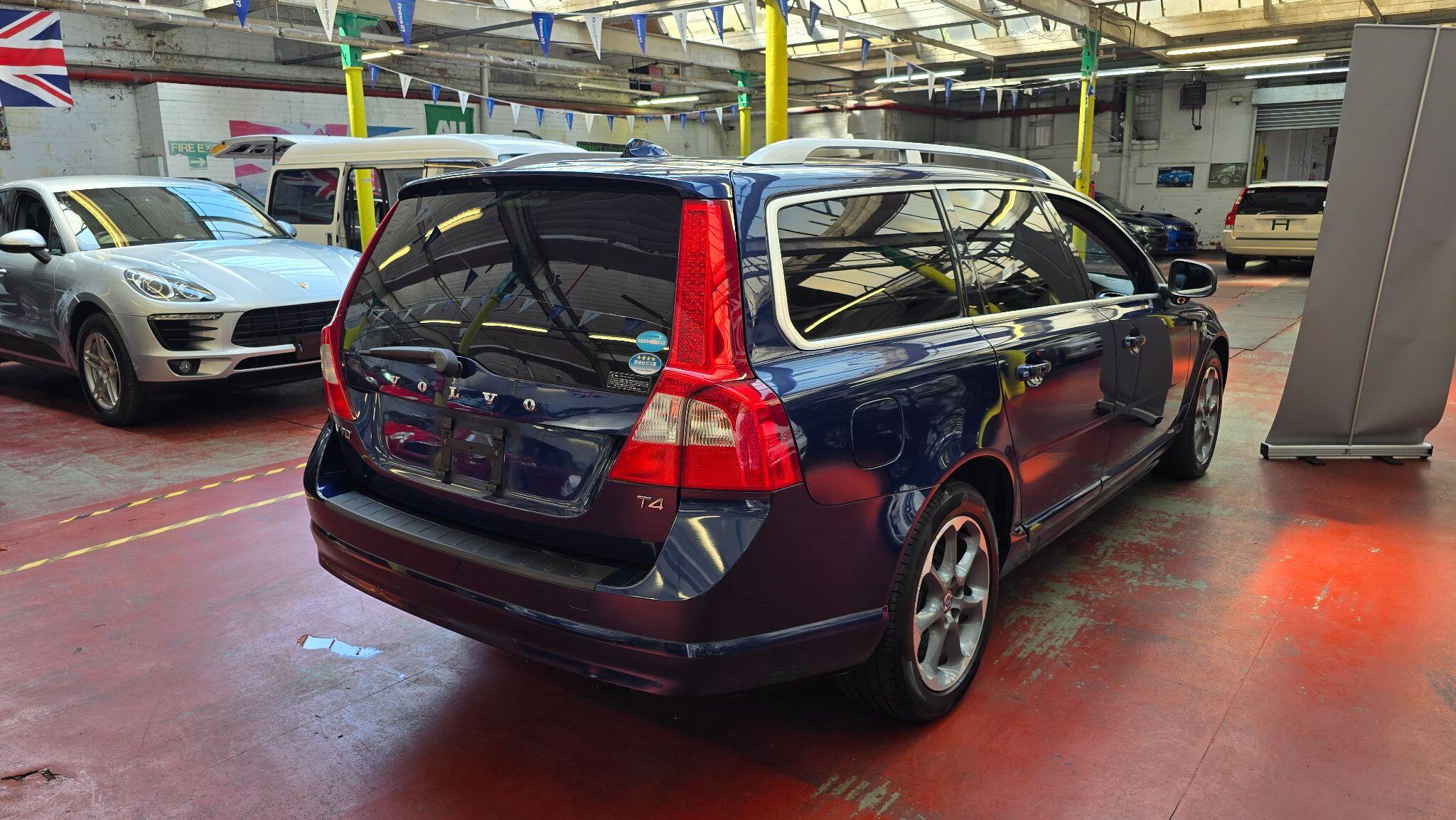 Volvo V70 view 3