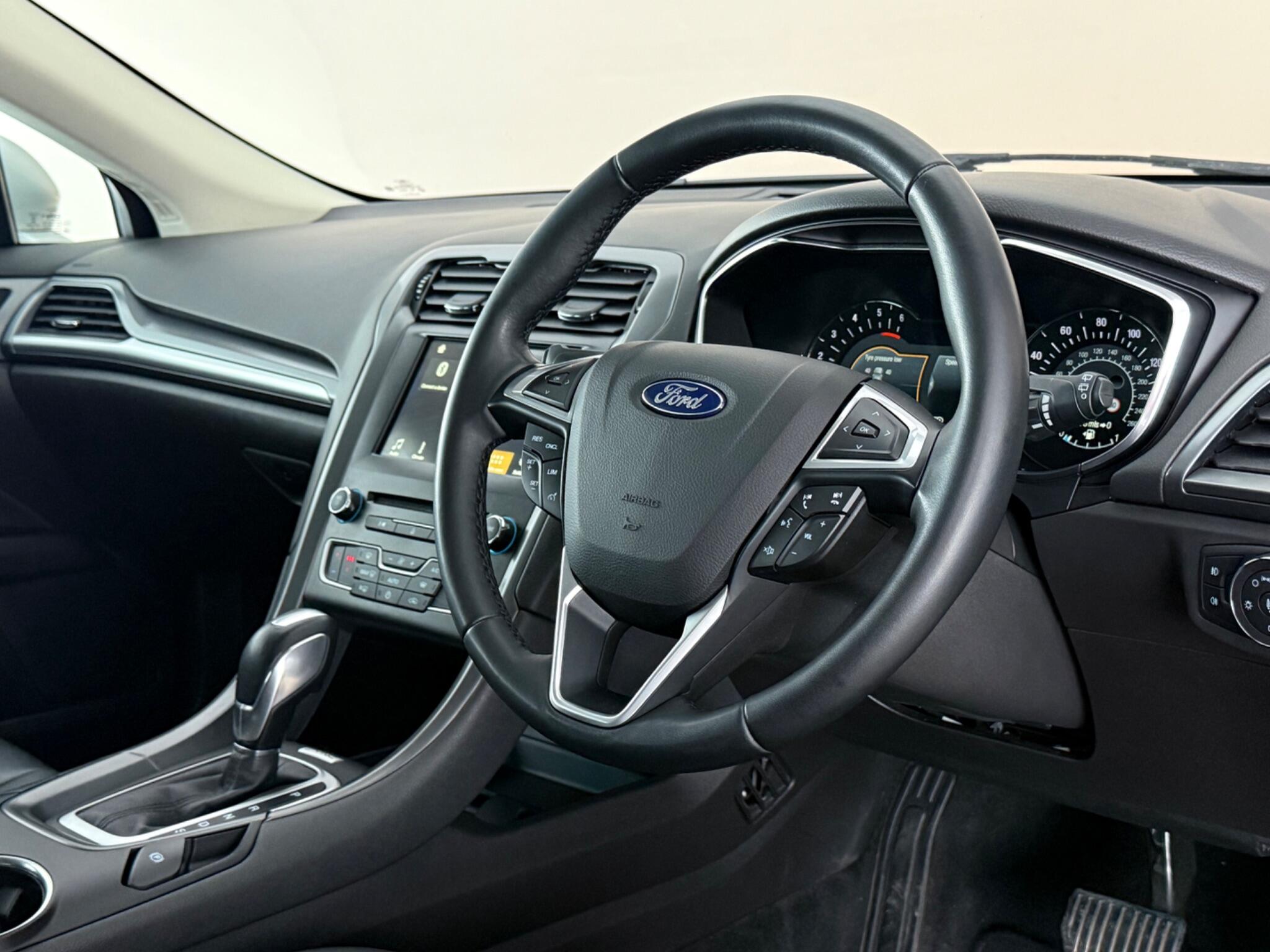 Ford Mondeo view 3