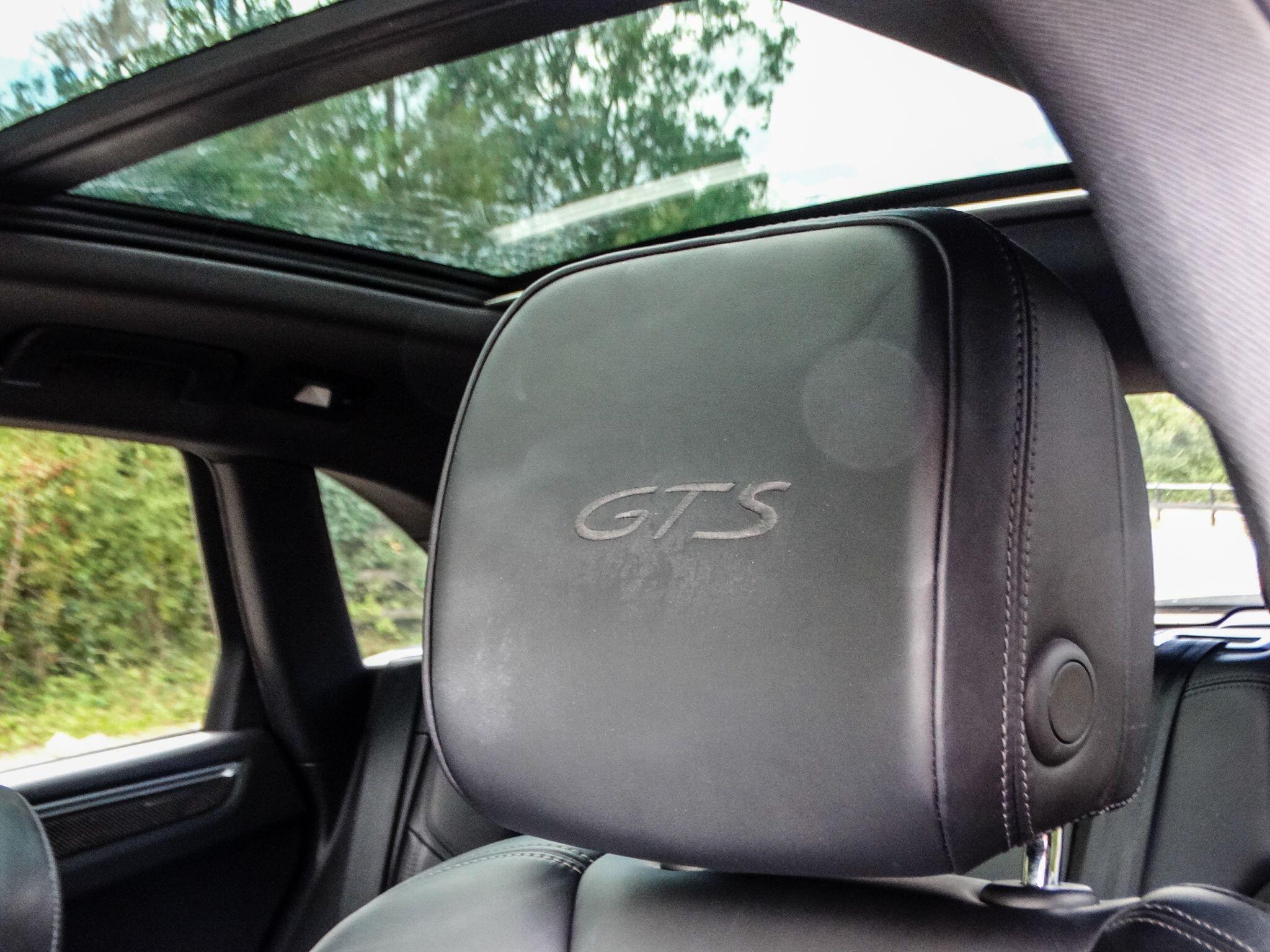 Porsche Macan view 12