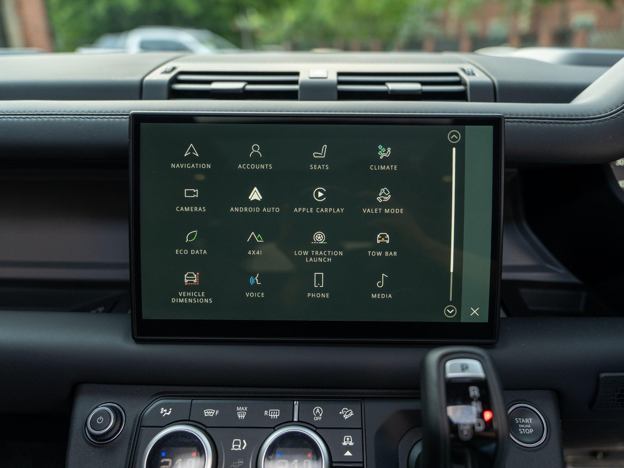 Land Rover Defender 110 view 59