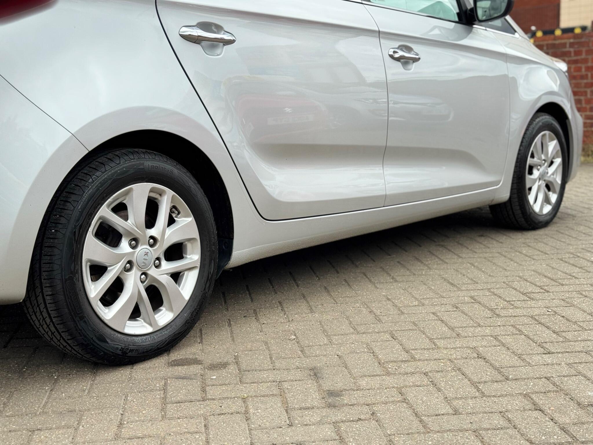 Kia Carens view 11