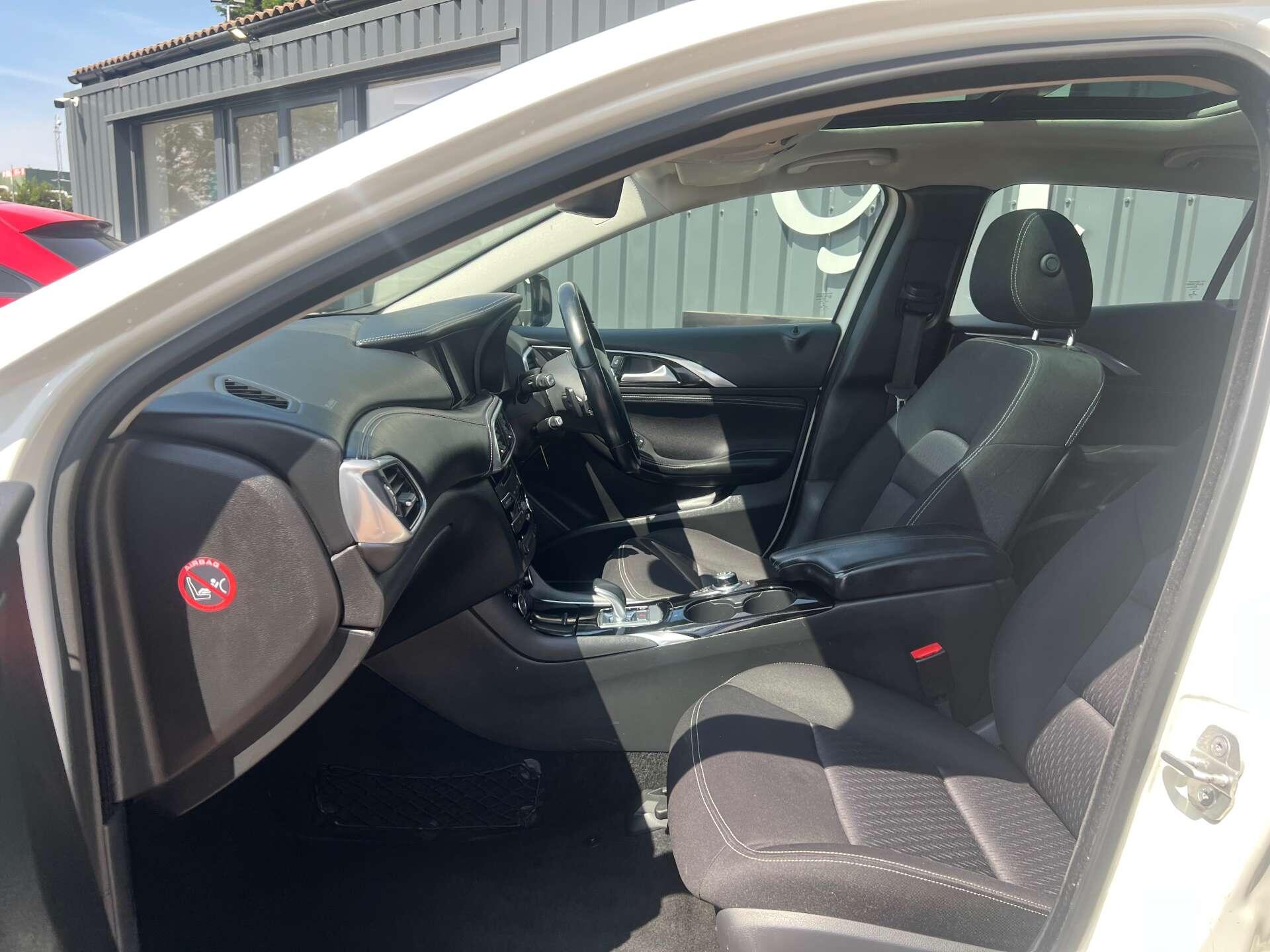 Infiniti Q30 view 44