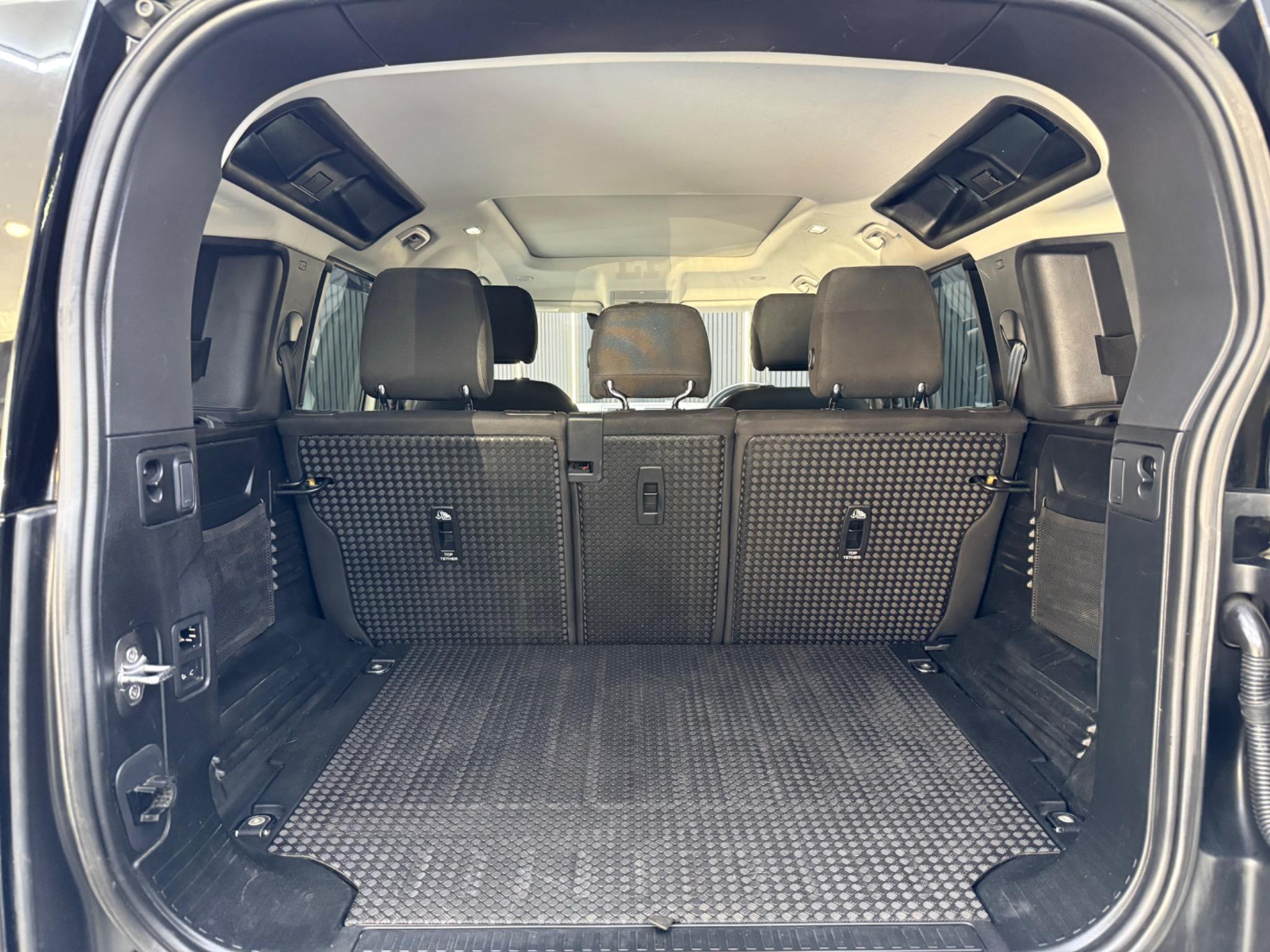 Land Rover Defender 110 view 33