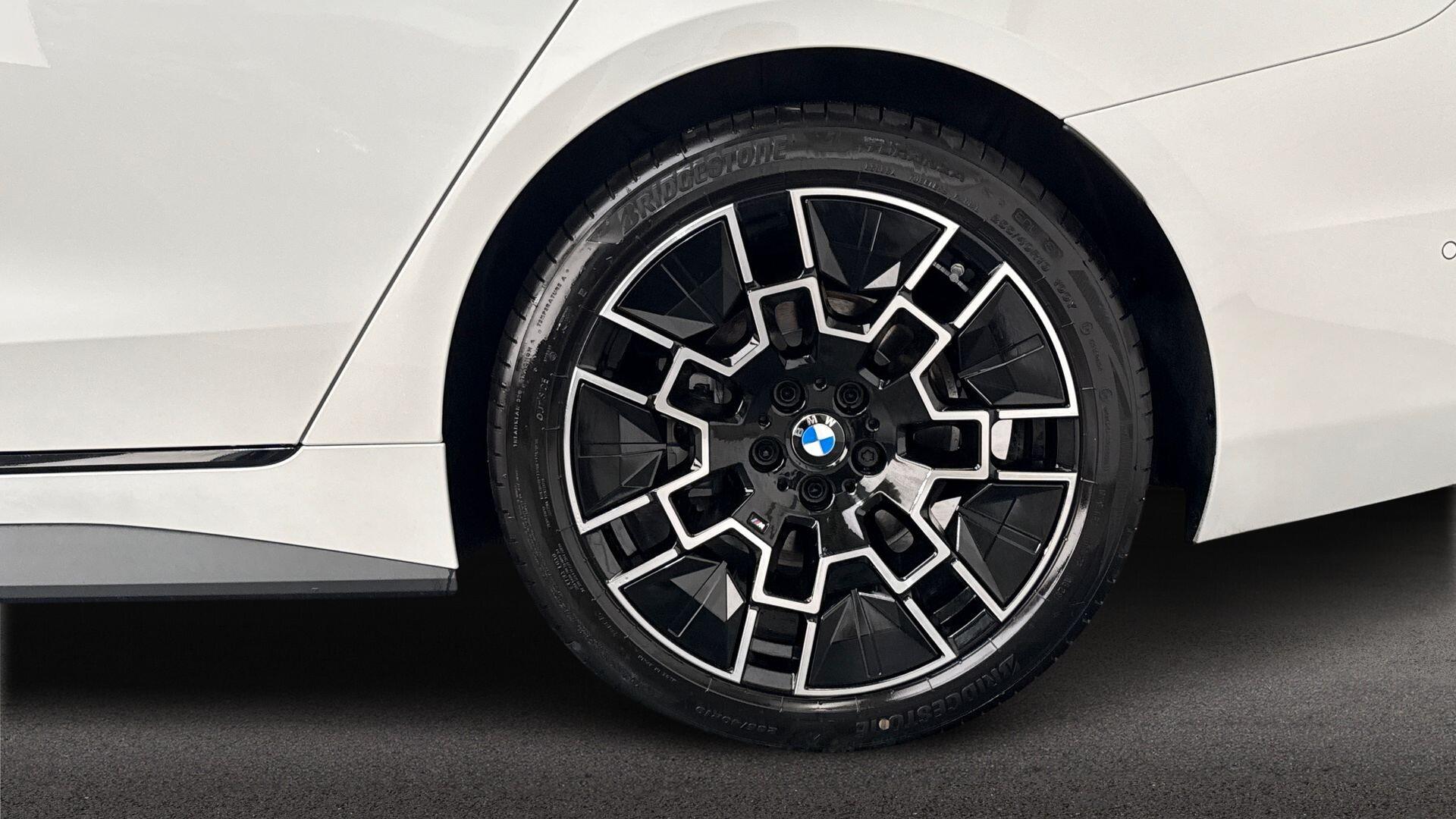BMW 4 Series view 14